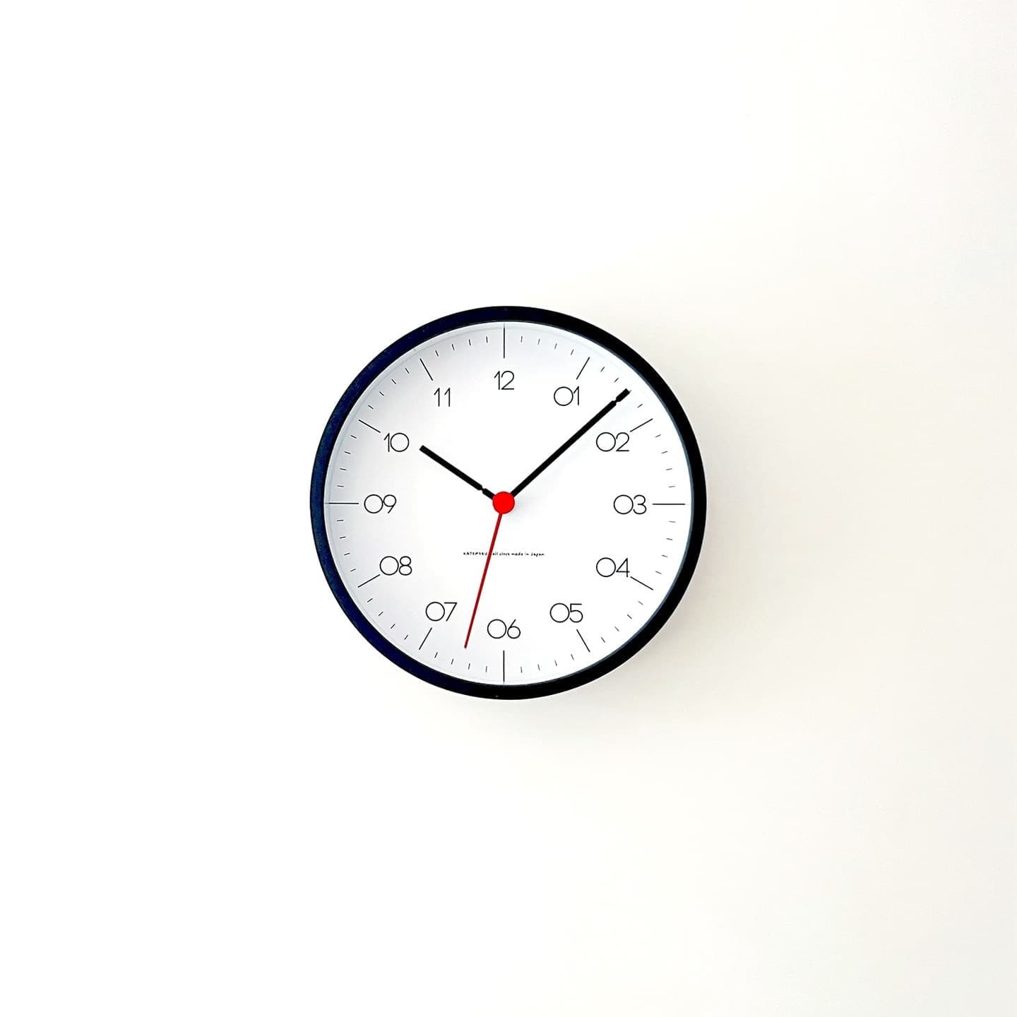 針にまでこだわりのあるセイコームーブメントを使った掛け時計