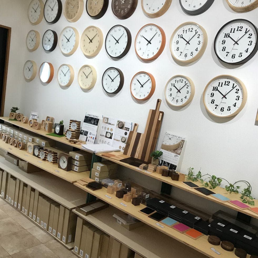 郡上八幡で観光体験のカトモクのお店を運営する加藤木工が作る日本製セイコー電波壁掛け時計