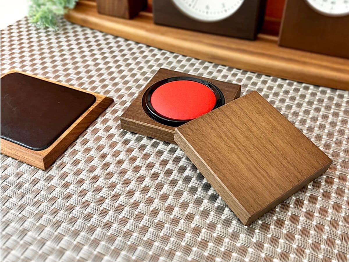 朱肉 印鑑 スタンプ 印章 文房具 文具 鯱旗 シャチハタ シヤチハタ エコス 速乾性 ビジネス 書斎 オフィス 受付 窓口 手続き 開業 卒業 入社 父の日 お祝い 贈答品 贈り物 ギフト プレゼント 木製 木製文具 天然素材 無垢材 ホワイトアッシュ ナチュラル ブラウン 四角 正方形 きんつば 国産 国内製造 日本産 日本 岐阜県 郡上市 郡上八幡 郡上おどり