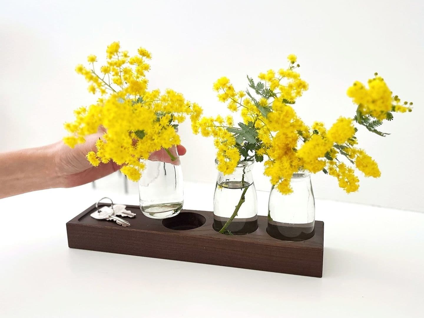 花瓶 かびん 花器 華瓶 フラワーベース 一輪挿し フラワーボトル ガラス製品 木製品 装飾品 フラワーアレンジメント 小物入れ 小物置き 鍵置き お花 牛乳瓶 牛乳ボトル レトロ 木製 木目 ホワイトアッシュ 無垢材 天然素材 模様替え 心機一転 室内装飾 引っ越し 新生活 リビング 丁寧な暮らし 木のある暮らし 花束 お店 玄関 ホテル 旅館 カフェ 装飾 インテリア アンティーク 北欧 家具 ワンポイント コンパクト 飾りやすい 初心者 簡単 お手入れ簡単 垢ぬけ オシャレ かわいい お手軽 母の日 記念日 誕生日 クリスマス 花を送る日 新築 お祝い 記念品 贈答品 プレゼント 贈り物 ギフト 日本産 日本製 国産 国内メーカー 国内製造 日本 岐阜県 岐阜 郡上市 郡上 八幡町 八幡 郡上八幡 郡上おどり 郡上踊り 