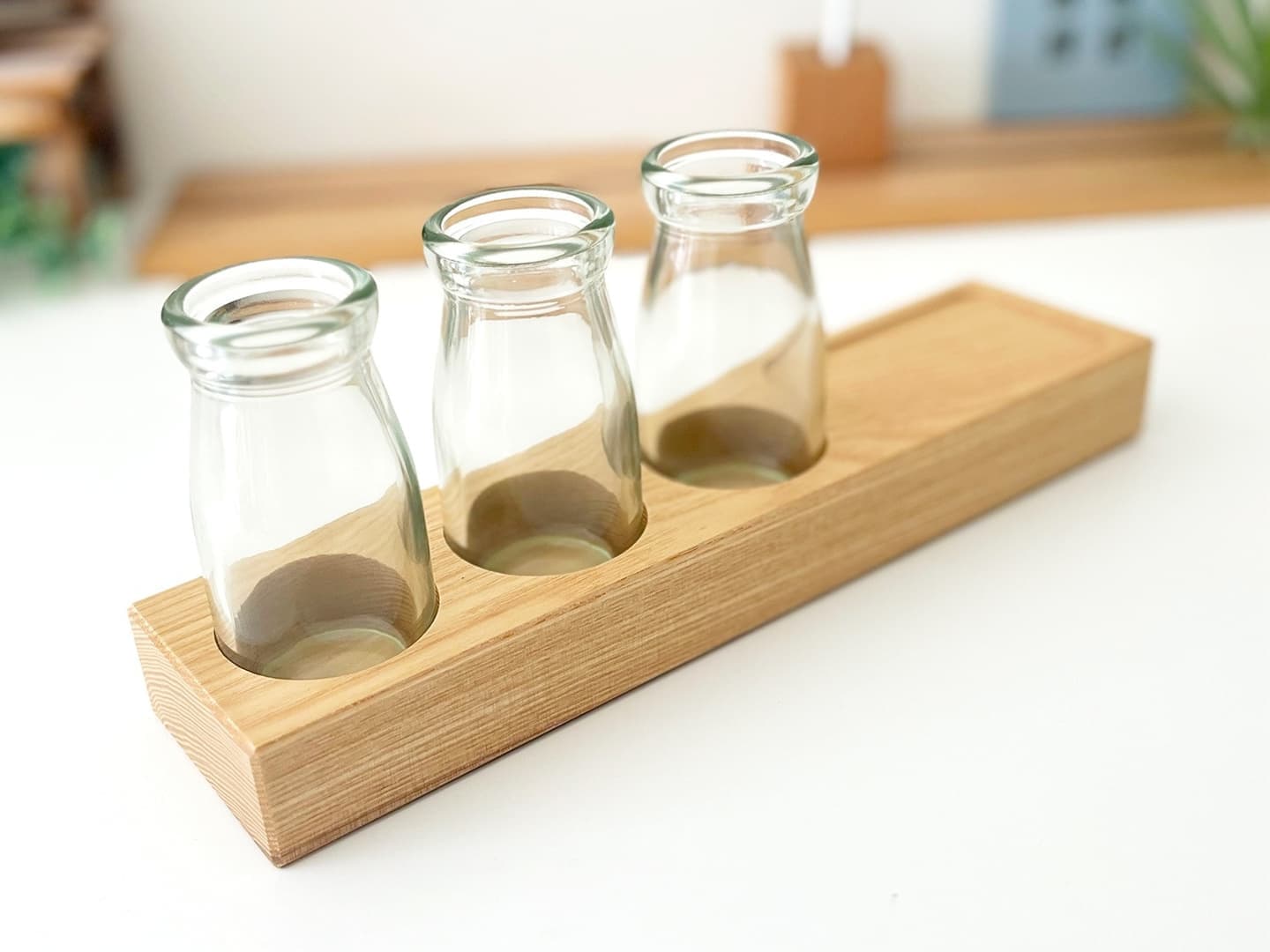 花瓶 かびん 花器 華瓶 フラワーベース 一輪挿し フラワーボトル ガラス製品 木製品 装飾品 フラワーアレンジメント 小物入れ 小物置き 鍵置き お花 牛乳瓶 牛乳ボトル レトロ 木製 木目 ホワイトアッシュ 無垢材 天然素材 模様替え 心機一転 室内装飾 引っ越し 新生活 リビング 丁寧な暮らし 木のある暮らし 花束 お店 玄関 ホテル 旅館 カフェ 装飾 インテリア アンティーク 北欧 家具 ワンポイント コンパクト 飾りやすい 初心者 簡単 お手入れ簡単 垢ぬけ オシャレ かわいい お手軽 母の日 記念日 誕生日 クリスマス 花を送る日 新築 お祝い 記念品 贈答品 プレゼント 贈り物 ギフト 日本産 日本製 国産 国内メーカー 国内製造 日本 岐阜県 岐阜 郡上市 郡上 八幡町 八幡 郡上八幡 郡上おどり 郡上踊り