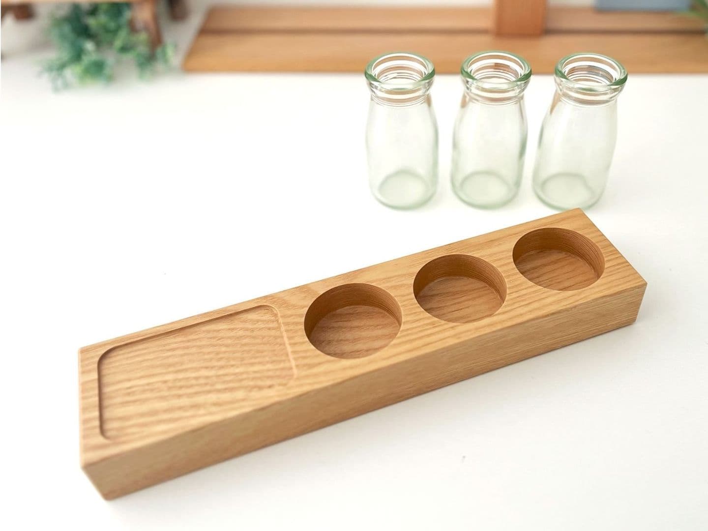 花瓶 かびん 花器 華瓶 フラワーベース 一輪挿し フラワーボトル ガラス製品 木製品 装飾品 フラワーアレンジメント 小物入れ 小物置き 鍵置き お花 牛乳瓶 牛乳ボトル レトロ 木製 木目 ホワイトアッシュ 無垢材 天然素材 模様替え 心機一転 室内装飾 引っ越し 新生活 リビング 丁寧な暮らし 木のある暮らし 花束 お店 玄関 ホテル 旅館 カフェ 装飾 インテリア アンティーク 北欧 家具 ワンポイント コンパクト 飾りやすい 初心者 簡単 お手入れ簡単 垢ぬけ オシャレ かわいい お手軽 母の日 記念日 誕生日 クリスマス 花を送る日 新築 お祝い 記念品 贈答品 プレゼント 贈り物 ギフト 日本産 日本製 国産 国内メーカー 国内製造 日本 岐阜県 岐阜 郡上市 郡上 八幡町 八幡 郡上八幡 郡上おどり 郡上踊り