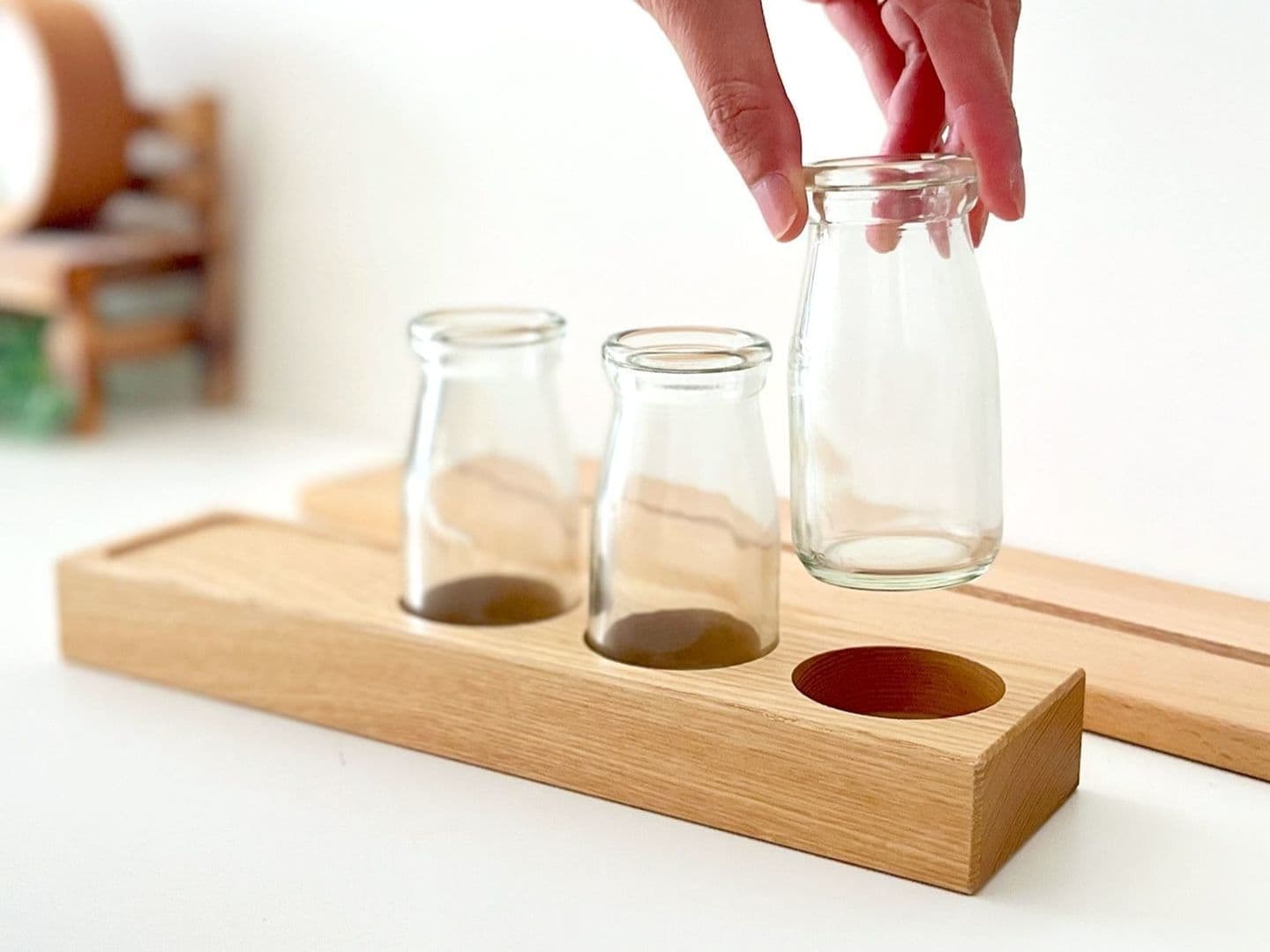 花瓶 かびん 花器 華瓶 フラワーベース 一輪挿し フラワーボトル ガラス製品 木製品 装飾品 フラワーアレンジメント 小物入れ 小物置き 鍵置き お花 牛乳瓶 牛乳ボトル レトロ 木製 木目 ホワイトアッシュ 無垢材 天然素材 模様替え 心機一転 室内装飾 引っ越し 新生活 リビング 丁寧な暮らし 木のある暮らし 花束 お店 玄関 ホテル 旅館 カフェ 装飾 インテリア アンティーク 北欧 家具 ワンポイント コンパクト 飾りやすい 初心者 簡単 お手入れ簡単 垢ぬけ オシャレ かわいい お手軽 母の日 記念日 誕生日 クリスマス 花を送る日 新築 お祝い 記念品 贈答品 プレゼント 贈り物 ギフト 日本産 日本製 国産 国内メーカー 国内製造 日本 岐阜県 岐阜 郡上市 郡上 八幡町 八幡 郡上八幡 郡上おどり 郡上踊り