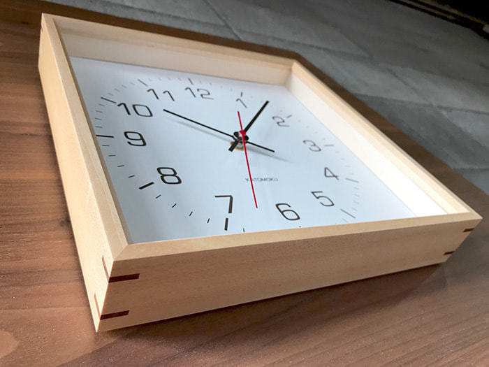 郡上踊りで有名な郡上八幡で観光体験のカトモクのお店を運営する加藤木工が作る日本製セイコー電波壁掛け時計