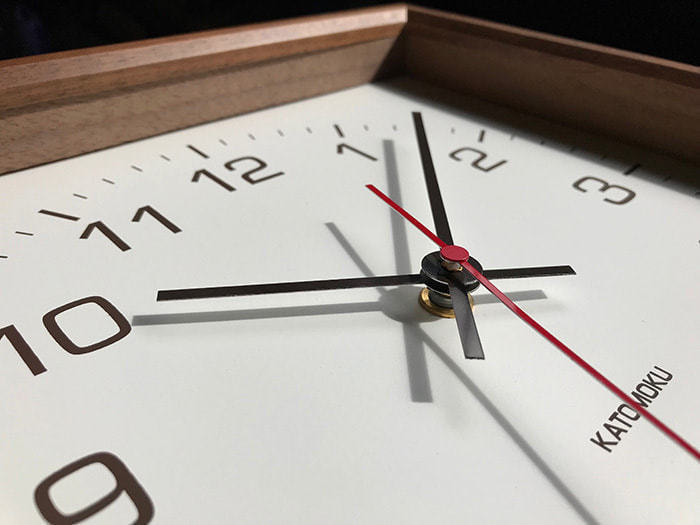 郡上踊りで有名な郡上八幡で観光体験のカトモクのお店を運営する加藤木工が作る日本製セイコー電波壁掛け時計