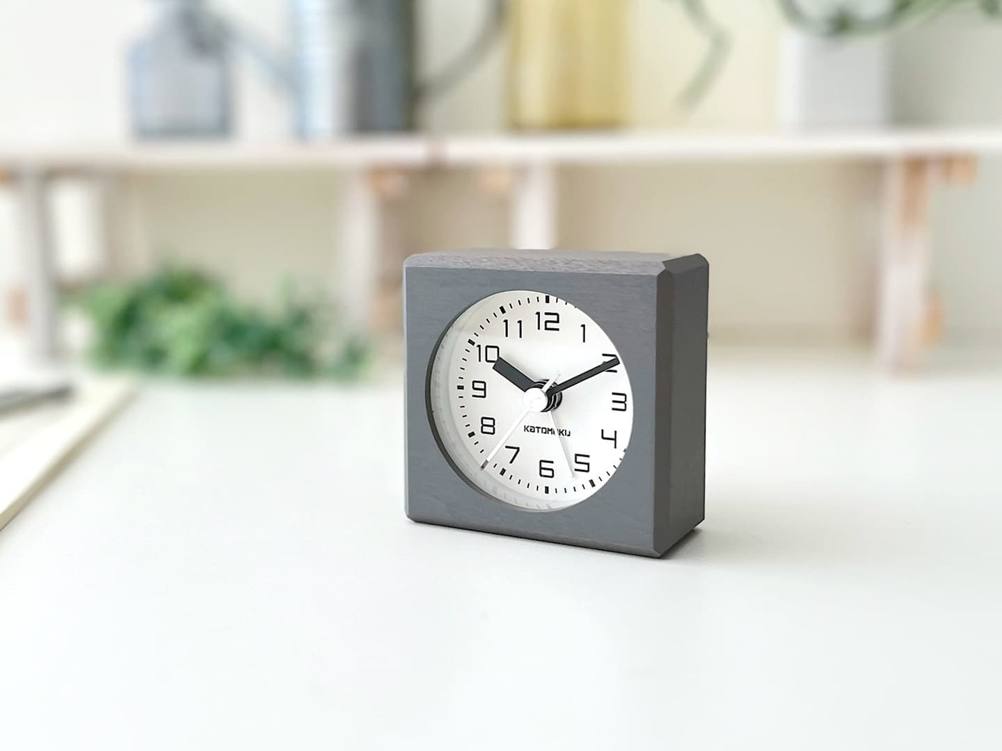 目覚まし時計 アラーム時計 アラームクロック alarm clock 置き時計 時計 アナログ時計 木の時計 四角 ミニ 小さい mini 手のひらサイズ 静音 静か しずか 静音性 静かな時計 サイレント サイレントクロック 連続秒針 スイープムーブメント なめらか 秒針 指標 目盛り ボタン スイッチ ライト 明かり LEDライト 夜間 暗い部屋 スヌーズ だんだん大きくなる 安眠 睡眠 睡眠不足 健康 木製 無垢材 ビーチ インテリア オシャレ シンプル 高級感 デスク キッチン 寝室 休憩室 ベッドルーム ホテル 旅館 宿泊施設 仮眠 誕生日 記念日 クリスマス 父の日 母の日 敬老の日 開業 引っ越し 新築 模様替え 新生活 お祝い 記念品 贈答品 贈り物 ギフト プレゼント 国産 国内生産 国内製造 日本製 日本 岐阜県 郡上市 郡上八幡 木工屋 郡上おどり
