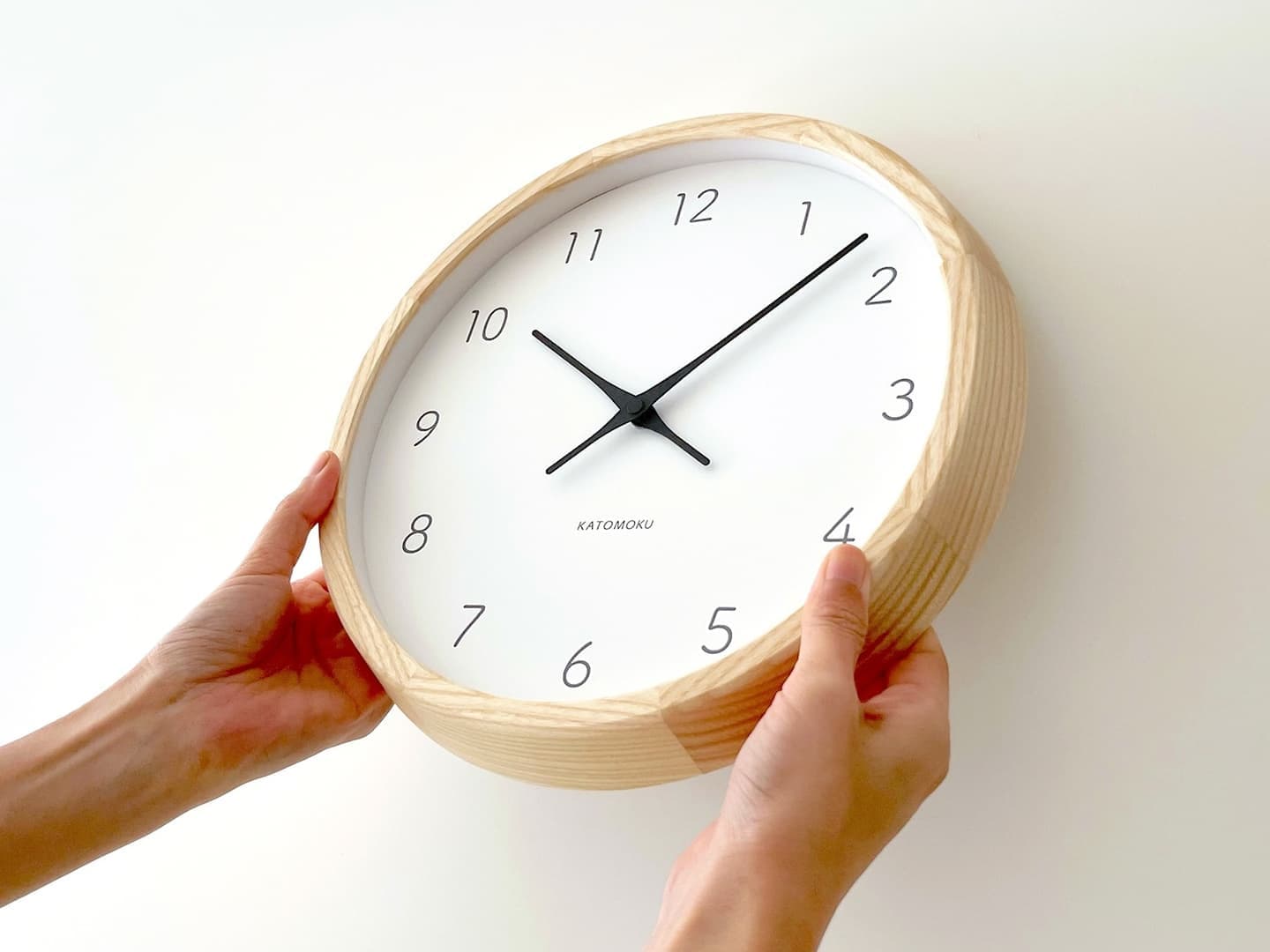 時計 掛け時計 壁掛け時計 電波時計 木の時計 国産 日本 岐阜県 郡上八幡 インテリア 雑貨 丁寧な暮らし 北欧 シンプル オシャレ 静音 静か 自動受信 時刻修正 自動 便利 簡単 SEIKO 無垢材 天然素材 新生活 模様替え 引っ越し お祝い プレゼント ギフト 贈り物 寝室 ベッドルーム 書斎 無垢材 ホワイトアッシュ 秒針なし 数字 直径30㎝