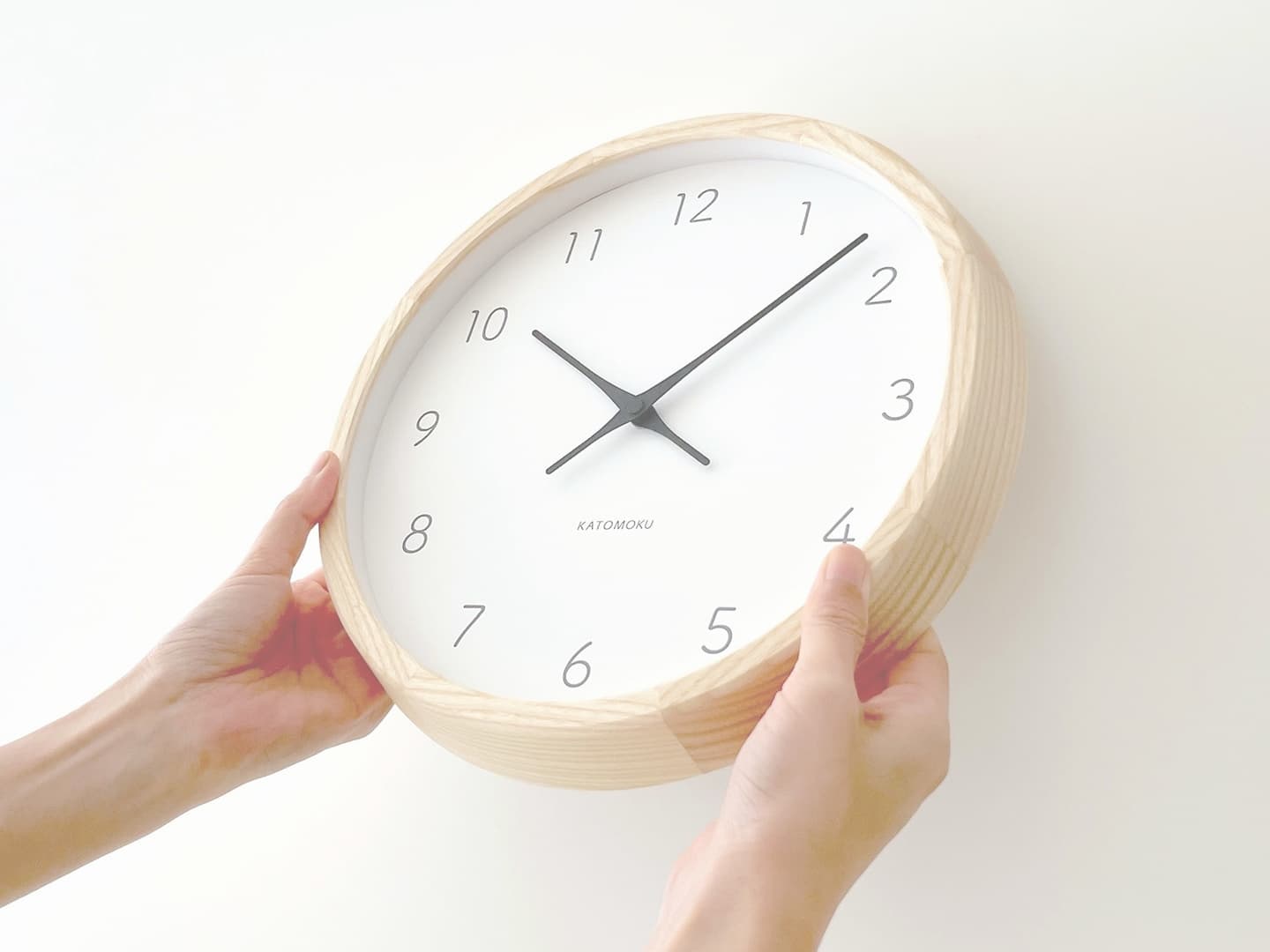 時計 掛け時計 壁掛け時計 電波時計 木の時計 国産 日本 岐阜県 郡上八幡 インテリア 雑貨 丁寧な暮らし 北欧 シンプル オシャレ 静音 静か 自動受信 時刻修正 自動 便利 簡単 SEIKO 無垢材 天然素材 新生活 模様替え 引っ越し お祝い プレゼント ギフト 贈り物 寝室 ベッドルーム 書斎 無垢材 ホワイトアッシュ 秒針なし 数字 直径30㎝