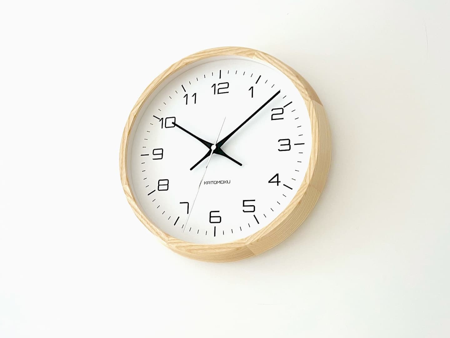 時計 掛け時計 壁掛け時計 電波時計 木の時計 国産 日本 岐阜県 郡上八幡 インテリア 雑貨 丁寧な暮らし 北欧 シンプル オシャレ 静音 静か 自動受信 時刻修正 自動 便利 簡単 SEIKO 無垢材 天然素材 新生活 模様替え 引っ越し お祝い プレゼント ギフト 贈り物 寝室 ベッドルーム 書斎 木枠 ビーチ 数字 目盛り 指標 秒針 見やすい 直径30㎝
