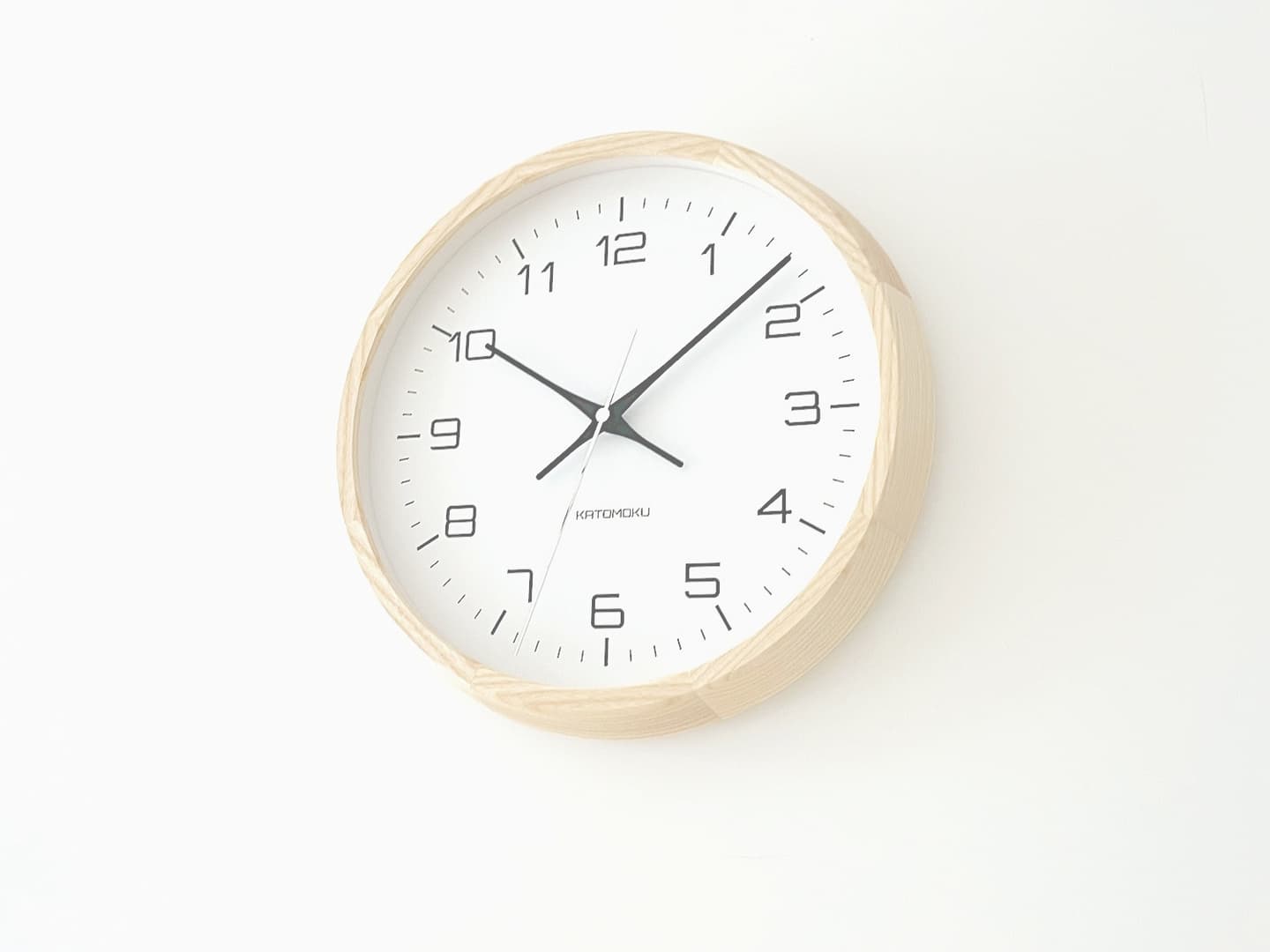 時計 掛け時計 壁掛け時計 電波時計 木の時計 国産 日本 岐阜県 郡上八幡 インテリア 雑貨 丁寧な暮らし 北欧 シンプル オシャレ 静音 静か 自動受信 時刻修正 自動 便利 簡単 SEIKO 無垢材 天然素材 新生活 模様替え 引っ越し お祝い プレゼント ギフト 贈り物 寝室 ベッドルーム 書斎 木枠 ビーチ 数字 目盛り 指標 秒針 見やすい 直径30㎝