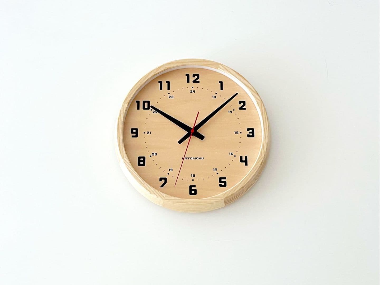 時計 掛け時計 壁掛け時計 電波時計 木の時計 国産 日本 岐阜県 郡上八幡 インテリア 雑貨 丁寧な暮らし 北欧 シンプル オシャレ 静音 静か 自動受信 時刻修正 自動 便利 簡単 SEIKO 無垢材 天然素材 新生活 模様替え 引っ越し お祝い プレゼント ギフト 贈り物 寝室 ベッドルーム 書斎 無垢材 木枠         ホワイトアッシュ シナ文字盤 木の文字盤 秒針 赤秒針 目盛り 指標 数字 知育 教育 学習 レトロ ブラック ホワイト ナチュラル