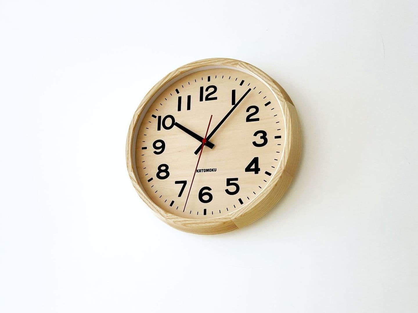 時計 掛け時計 壁掛け時計 電波時計 木の時計 国産 日本 岐阜県 郡上八幡 インテリア 雑貨 丁寧な暮らし 北欧 シンプル オシャレ 静音 静か 自動受信 時刻修正 自動 便利 簡単 SEIKO 無垢材 天然素材 新生活 模様替え 引っ越し お祝い プレゼント ギフト 贈り物 寝室 ベッドルーム 書斎 無垢材 ホワイトアッシュ 木目 カラー ナチュラル ブラウン シナノキ シナ文字盤 赤秒針 秒針 目盛り 指標 視野性 見やすい レトロ 駅 直径30㎝