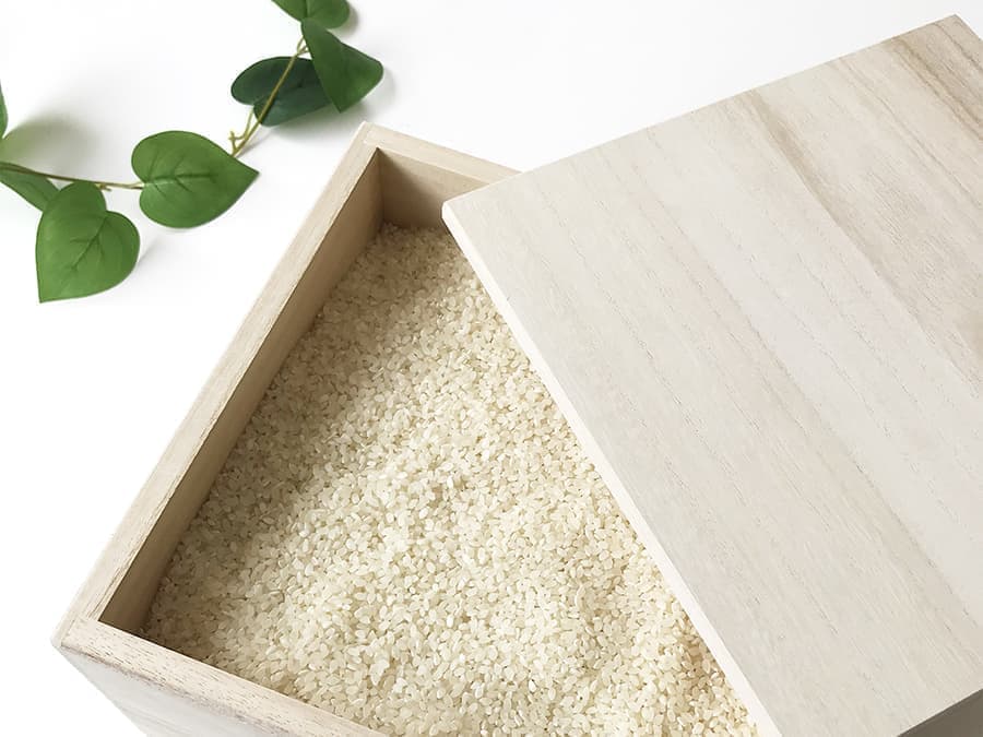 米びつ 米櫃 お米収納 お米ケース 収納 ケース 箱 キッチン キッチン用品 キッチン雑貨 キッチンインテリア 生活雑貨 木製雑貨 木工雑貨 木箱 桐箱 木製ケース 防虫 防臭 防カビ 調湿性 防腐性 お米の虫 対策 虫対策 衛生 天然素材 安心 安全 国産 国内製造 日本製 桐 きり 天然木 無垢材 ナチュラル ホワイト ブラック 5キロ 5㎏ 容量 台所 お勝手場 調理場 調理室 貯蔵庫 貯蔵ケース 貯蔵施設 貯蔵米 備蓄米 保管 保管ケース 家 別荘 カフェ レストラン 居酒屋 旅館 ホテル 民宿 おにぎり 新築 開業 新規 リニューアル 模様替え 引っ越し 誕生日 記念日 お祝い 贈り物 プレゼント 贈答品 記念品 ラッピング 岐阜県 郡上市 郡上八幡 郡上踊り 丁寧な暮らし