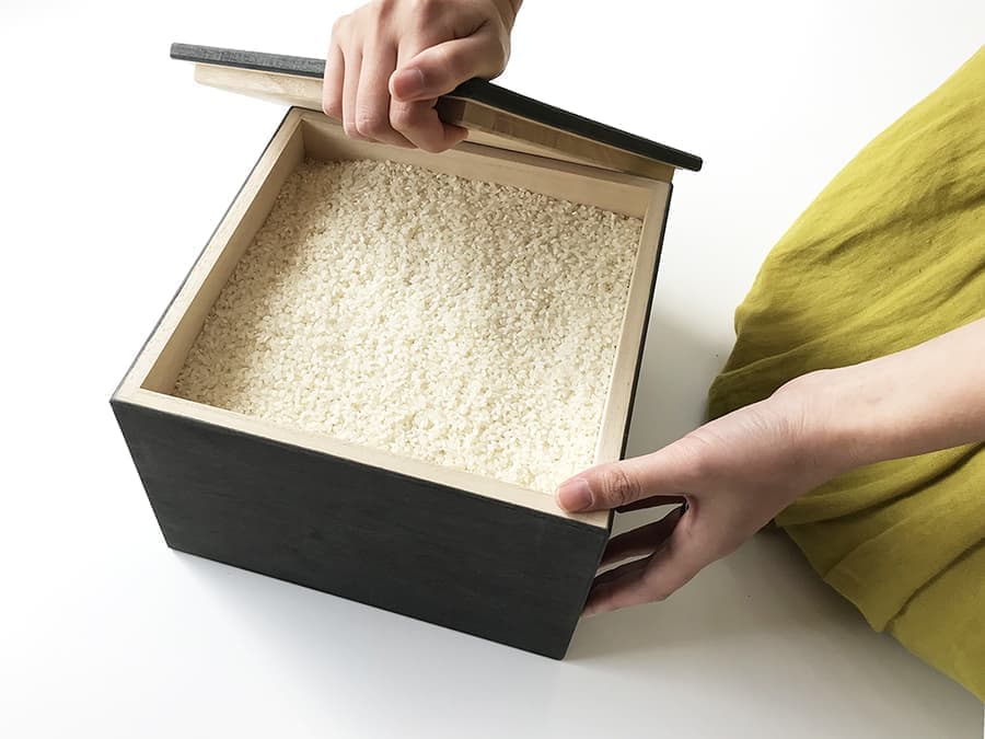 米びつ 米櫃 お米収納 お米ケース 収納 ケース 箱 キッチン キッチン用品 キッチン雑貨 キッチンインテリア 生活雑貨 木製雑貨 木工雑貨 木箱 桐箱 木製ケース 防虫 防臭 防カビ 調湿性 防腐性 お米の虫 対策 虫対策 衛生 天然素材 安心 安全 国産 国内製造 日本製 桐 きり 天然木 無垢材 ナチュラル ホワイト ブラック 5キロ 5㎏ 容量 台所 お勝手場 調理場 調理室 貯蔵庫 貯蔵ケース 貯蔵施設 貯蔵米 備蓄米 保管 保管ケース 家 別荘 カフェ レストラン 居酒屋 旅館 ホテル 民宿 おにぎり 新築 開業 新規 リニューアル 模様替え 引っ越し 誕生日 記念日 お祝い 贈り物 プレゼント 贈答品 記念品 ラッピング 岐阜県 郡上市 郡上八幡 郡上踊り 丁寧な暮らし