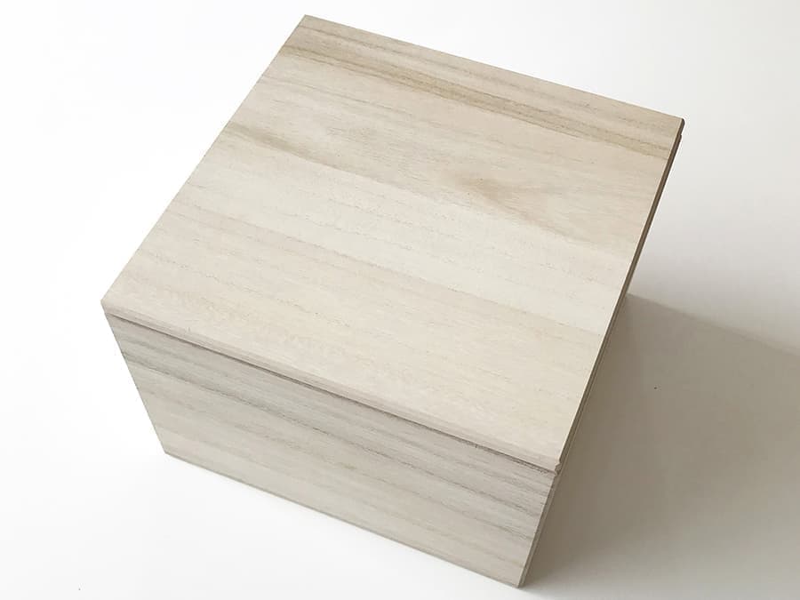 米びつ 米櫃 お米収納 お米ケース 収納 ケース 箱 キッチン キッチン用品 キッチン雑貨 キッチンインテリア 生活雑貨 木製雑貨 木工雑貨 木箱 桐箱 木製ケース 防虫 防臭 防カビ 調湿性 防腐性 お米の虫 対策 虫対策 衛生 天然素材 安心 安全 国産 国内製造 日本製 桐 きり 天然木 無垢材 ナチュラル ホワイト ブラック 5キロ 5㎏ 容量 台所 お勝手場 調理場 調理室 貯蔵庫 貯蔵ケース 貯蔵施設 貯蔵米 備蓄米 保管 保管ケース 家 別荘 カフェ レストラン 居酒屋 旅館 ホテル 民宿 おにぎり 新築 開業 新規 リニューアル 模様替え 引っ越し 誕生日 記念日 お祝い 贈り物 プレゼント 贈答品 記念品 ラッピング 岐阜県 郡上市 郡上八幡 郡上踊り 丁寧な暮らし