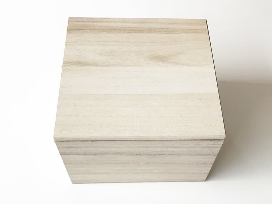 米びつ 米櫃 お米収納 お米ケース 収納 ケース 箱 キッチン キッチン用品 キッチン雑貨 キッチンインテリア 生活雑貨 木製雑貨 木工雑貨 木箱 桐箱 木製ケース 防虫 防臭 防カビ 調湿性 防腐性 お米の虫 対策 虫対策 衛生 天然素材 安心 安全 国産 国内製造 日本製 桐 きり 天然木 無垢材 ナチュラル ホワイト ブラック 5キロ 5㎏ 容量 台所 お勝手場 調理場 調理室 貯蔵庫 貯蔵ケース 貯蔵施設 貯蔵米 備蓄米 保管 保管ケース 家 別荘 カフェ レストラン 居酒屋 旅館 ホテル 民宿 おにぎり 新築 開業 新規 リニューアル 模様替え 引っ越し 誕生日 記念日 お祝い 贈り物 プレゼント 贈答品 記念品 ラッピング 岐阜県 郡上市 郡上八幡 郡上踊り 丁寧な暮らし