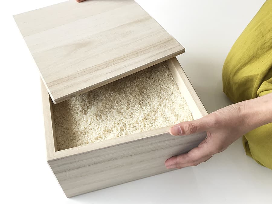 米びつ 米櫃 お米収納 お米ケース 収納 ケース 箱 キッチン キッチン用品 キッチン雑貨 キッチンインテリア 生活雑貨 木製雑貨 木工雑貨 木箱 桐箱 木製ケース 防虫 防臭 防カビ 調湿性 防腐性 お米の虫 対策 虫対策 衛生 天然素材 安心 安全 国産 国内製造 日本製 桐 きり 天然木 無垢材 ナチュラル ホワイト ブラック 5キロ 5㎏ 容量 台所 お勝手場 調理場 調理室 貯蔵庫 貯蔵ケース 貯蔵施設 貯蔵米 備蓄米 保管 保管ケース 家 別荘 カフェ レストラン 居酒屋 旅館 ホテル 民宿 おにぎり 新築 開業 新規 リニューアル 模様替え 引っ越し 誕生日 記念日 お祝い 贈り物 プレゼント 贈答品 記念品 ラッピング 岐阜県 郡上市 郡上八幡 郡上踊り 丁寧な暮らし