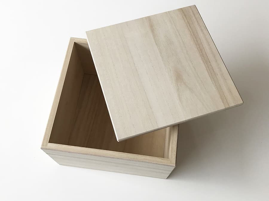 米びつ 米櫃 お米収納 お米ケース 収納 ケース 箱 キッチン キッチン用品 キッチン雑貨 キッチンインテリア 生活雑貨 木製雑貨 木工雑貨 木箱 桐箱 木製ケース 防虫 防臭 防カビ 調湿性 防腐性 お米の虫 対策 虫対策 衛生 天然素材 安心 安全 国産 国内製造 日本製 桐 きり 天然木 無垢材 ナチュラル ホワイト ブラック 5キロ 5㎏ 容量 台所 お勝手場 調理場 調理室 貯蔵庫 貯蔵ケース 貯蔵施設 貯蔵米 備蓄米 保管 保管ケース 家 別荘 カフェ レストラン 居酒屋 旅館 ホテル 民宿 おにぎり 新築 開業 新規 リニューアル 模様替え 引っ越し 誕生日 記念日 お祝い 贈り物 プレゼント 贈答品 記念品 ラッピング 岐阜県 郡上市 郡上八幡 郡上踊り 丁寧な暮らし