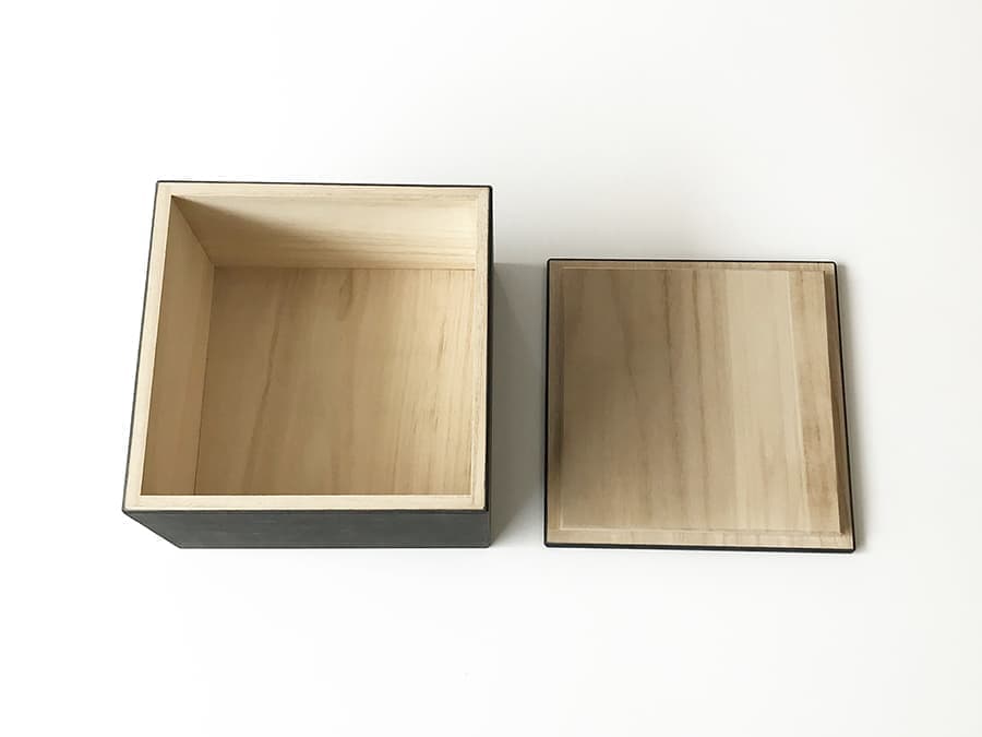 米びつ 米櫃 お米収納 お米ケース 収納 ケース 箱 キッチン キッチン用品 キッチン雑貨 キッチンインテリア 生活雑貨 木製雑貨 木工雑貨 木箱 桐箱 木製ケース 防虫 防臭 防カビ 調湿性 防腐性 お米の虫 対策 虫対策 衛生 天然素材 安心 安全 国産 国内製造 日本製 桐 きり 天然木 無垢材 ナチュラル ホワイト ブラック 5キロ 5㎏ 容量 台所 お勝手場 調理場 調理室 貯蔵庫 貯蔵ケース 貯蔵施設 貯蔵米 備蓄米 保管 保管ケース 家 別荘 カフェ レストラン 居酒屋 旅館 ホテル 民宿 おにぎり 新築 開業 新規 リニューアル 模様替え 引っ越し 誕生日 記念日 お祝い 贈り物 プレゼント 贈答品 記念品 ラッピング 岐阜県 郡上市 郡上八幡 郡上踊り 丁寧な暮らし