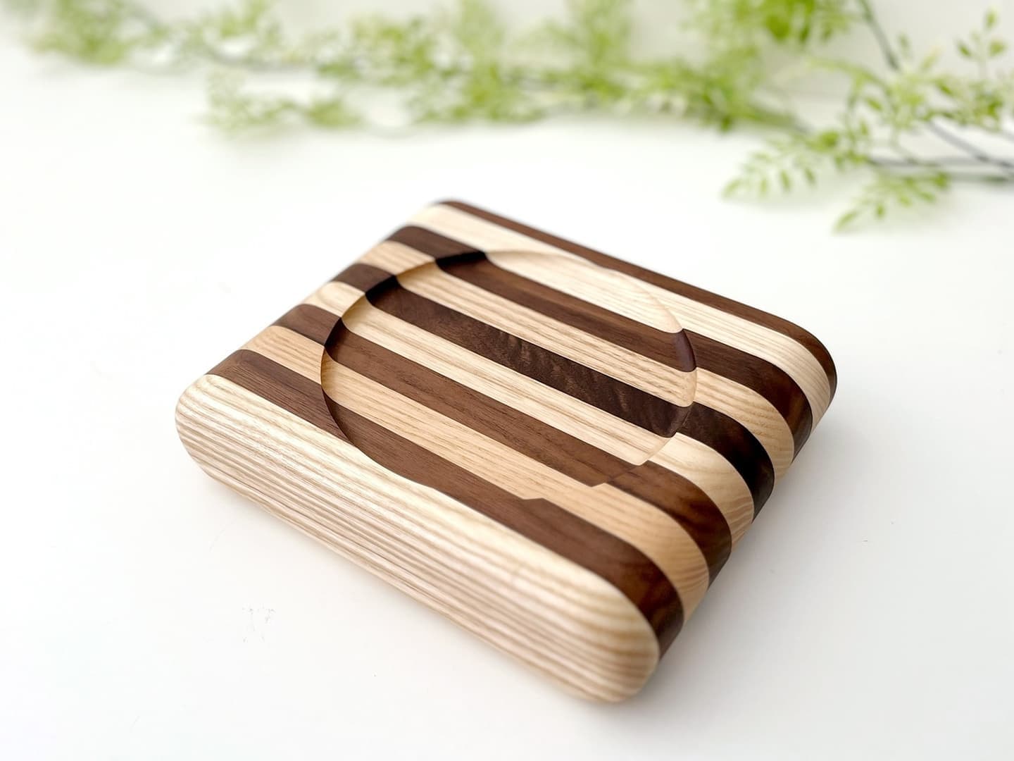 ねこちゃん、犬ちゃんの木製おしゃれ餌入れ