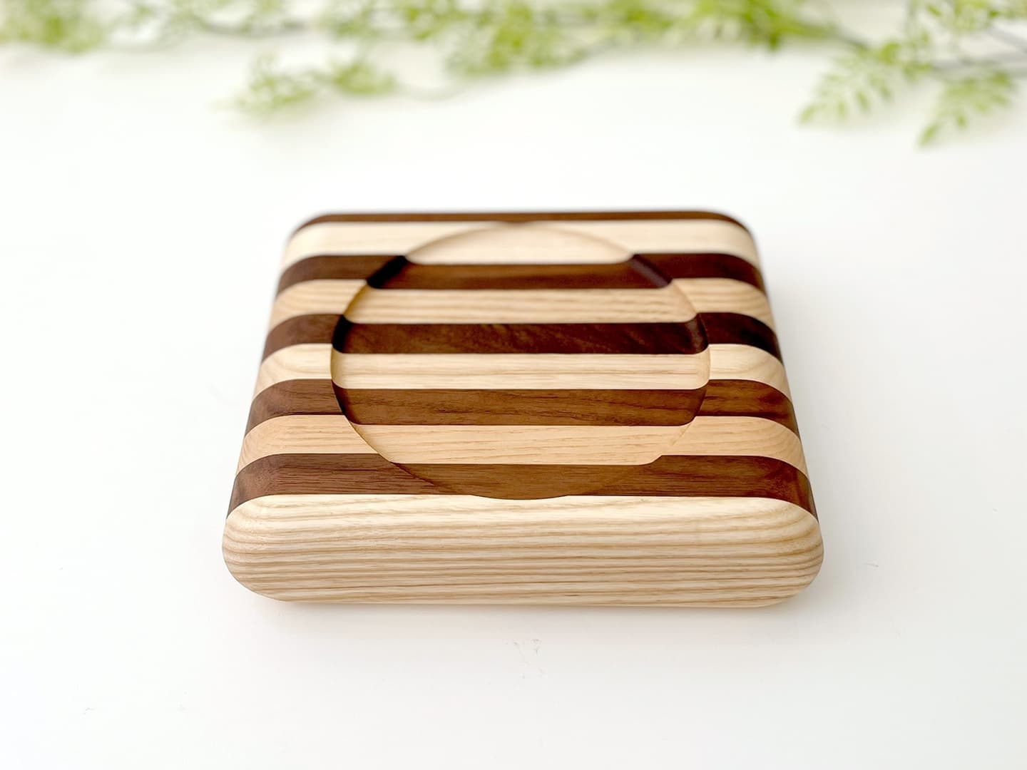 ねこちゃん、犬ちゃんの木製おしゃれ餌入れ