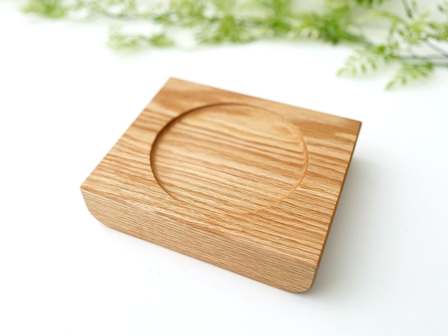 ねこちゃん、犬ちゃんの木製おしゃれ餌入れ