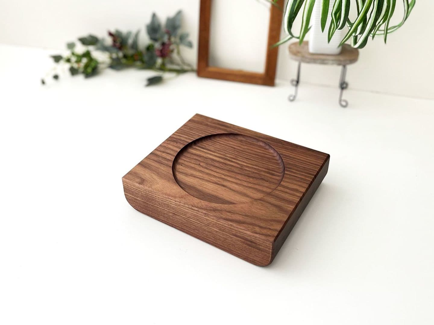 ねこちゃん、犬ちゃんの木製おしゃれ餌入れ