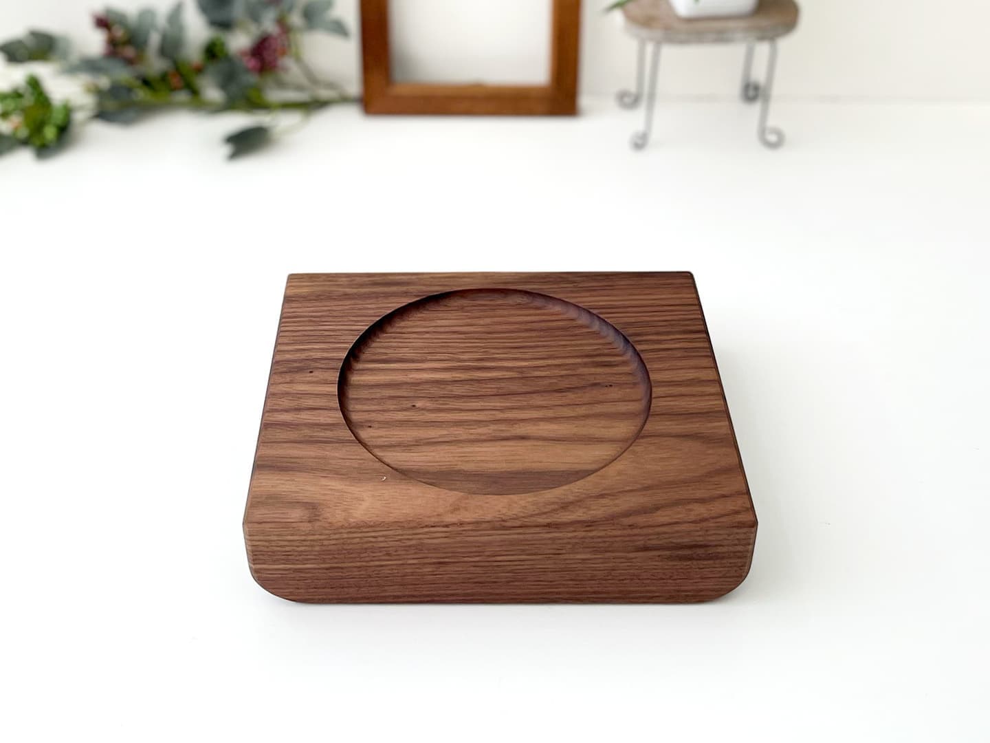 ねこちゃん、犬ちゃんの木製おしゃれ餌入れ