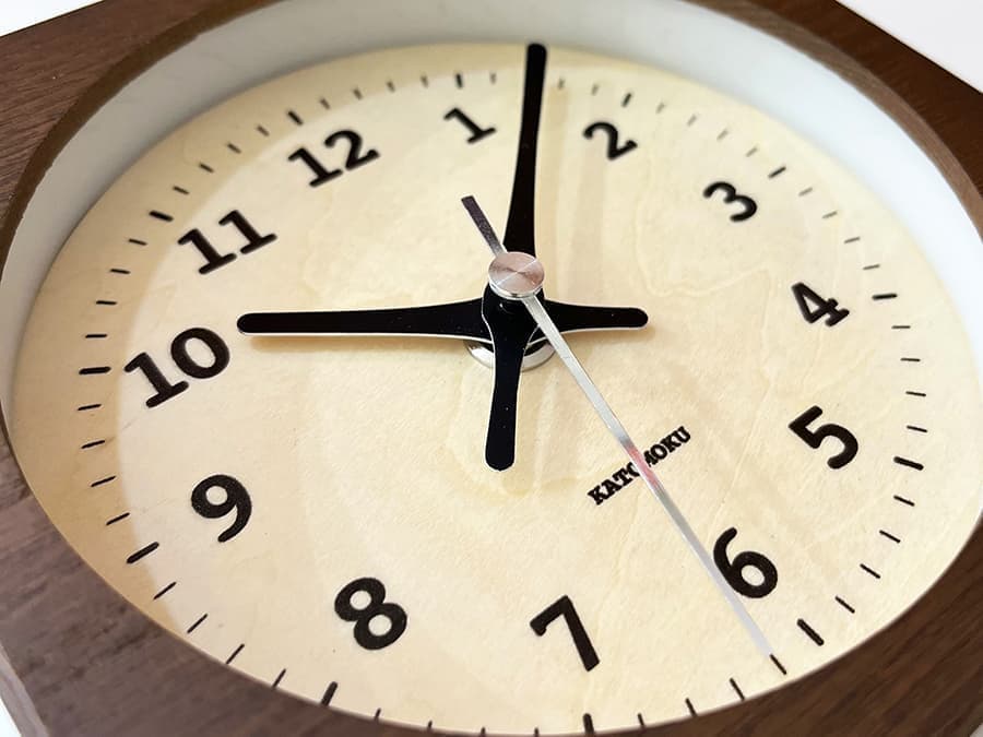 郡上踊りで有名な郡上八幡で観光体験のカトモクのお店を運営する加藤木工が作る日本製セイコー電波壁掛け時計