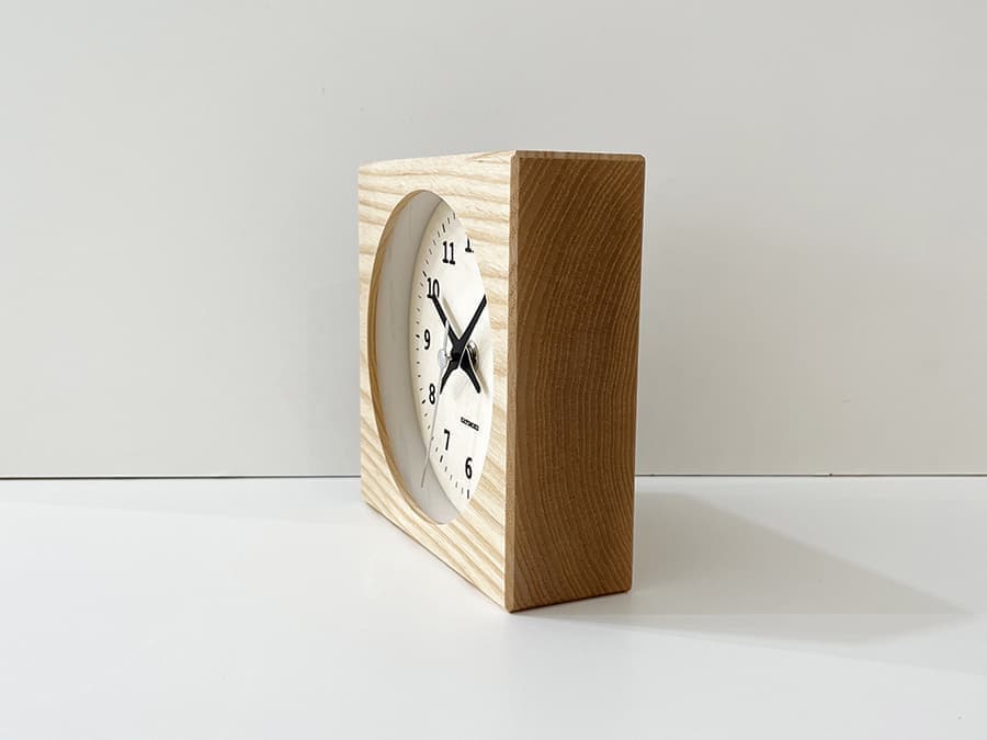 郡上踊りで有名な郡上八幡で観光体験のカトモクのお店を運営する加藤木工が作る日本製セイコー電波壁掛け時計