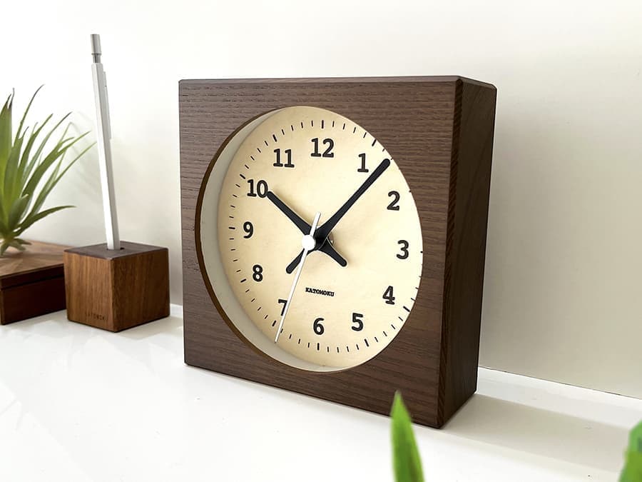 郡上踊りで有名な郡上八幡で観光体験のカトモクのお店を運営する加藤木工が作る日本製セイコー電波壁掛け時計