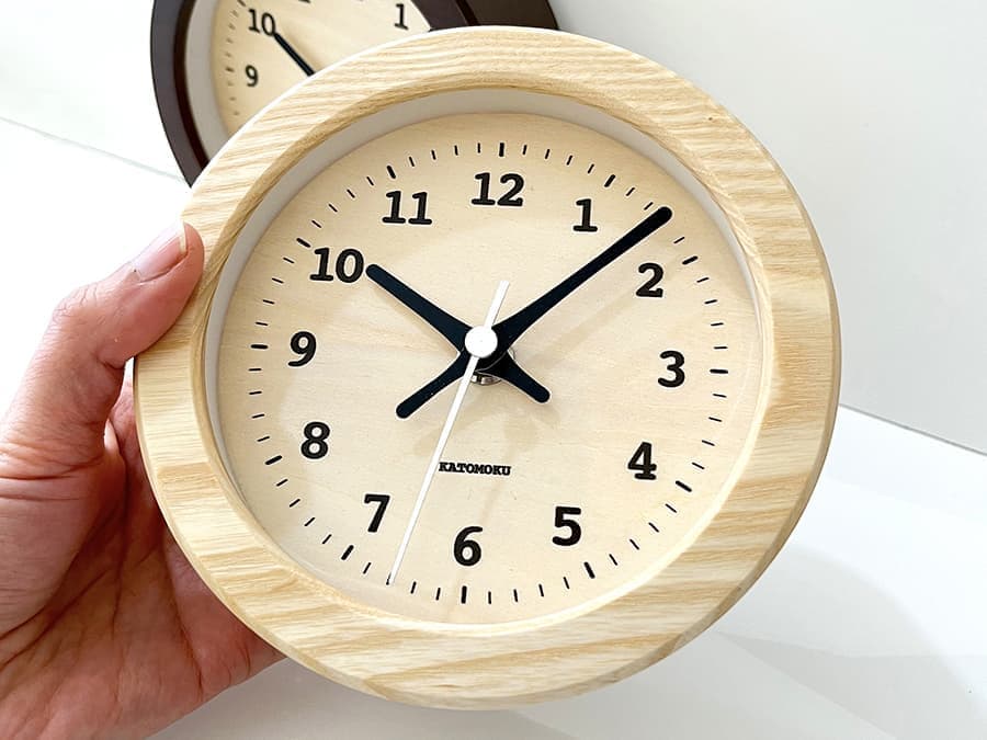 郡上踊りで有名な郡上八幡で観光体験のカトモクのお店を運営する加藤木工が作る日本製セイコー電波壁掛け時計