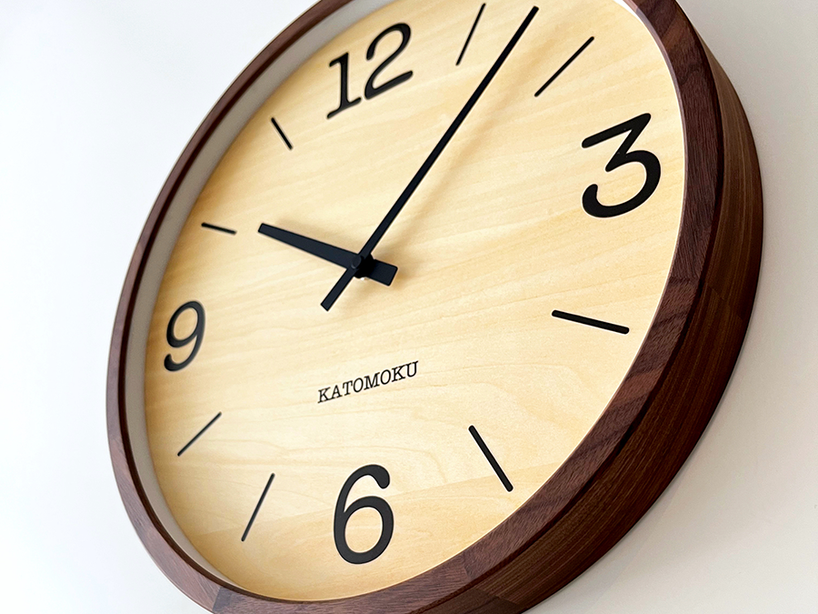 オークとウォールナットのシンプルで大きな電波式掛け時計