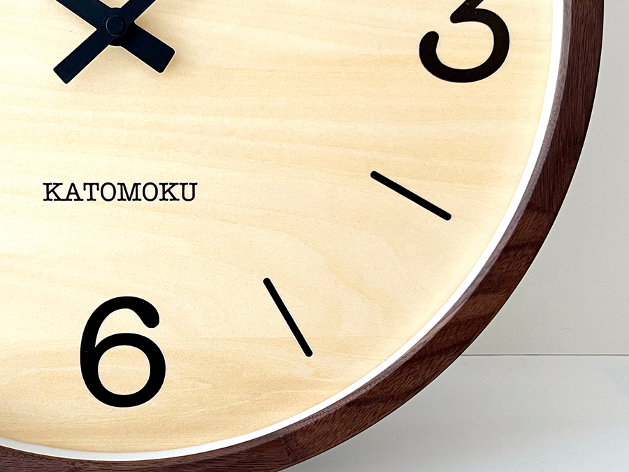 オークとウォールナットのシンプルで大きな電波式掛け時計
