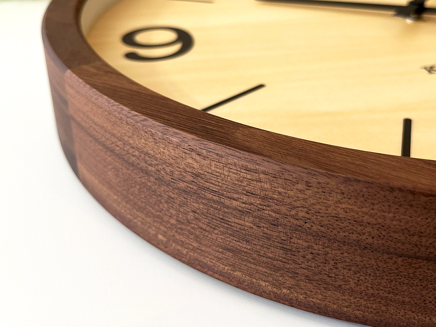 オークとウォールナットのシンプルで大きな電波式掛け時計