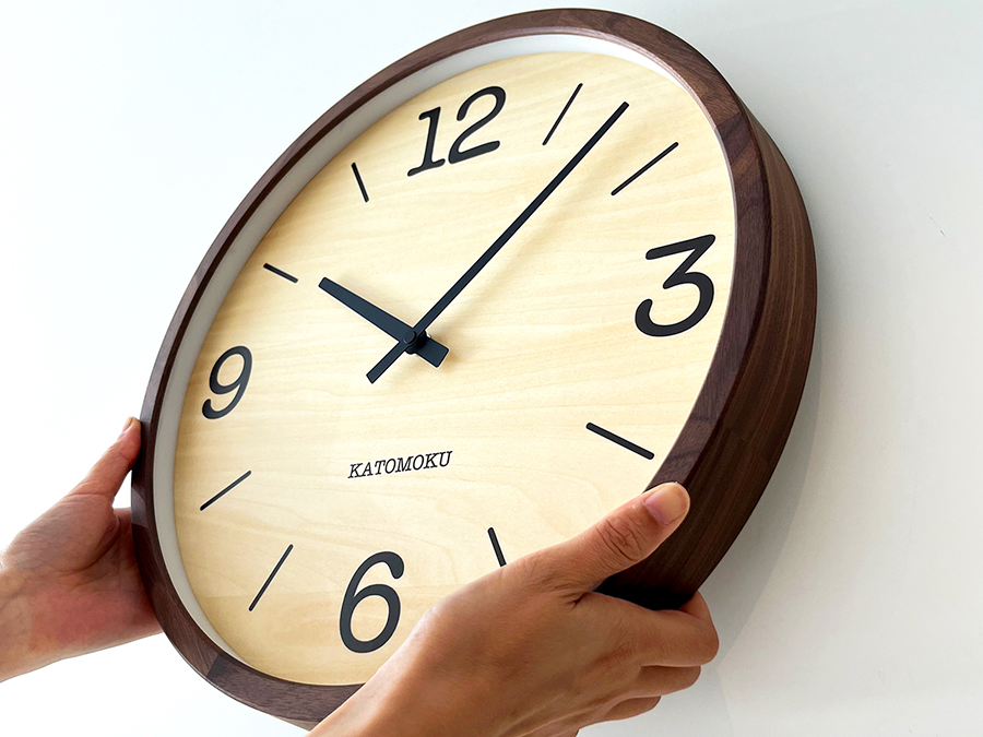 オークとウォールナットのシンプルで大きな電波式掛け時計