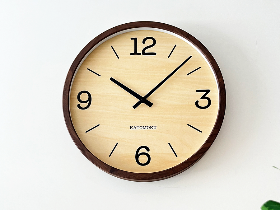 オークとウォールナットのシンプルで大きな電波式掛け時計