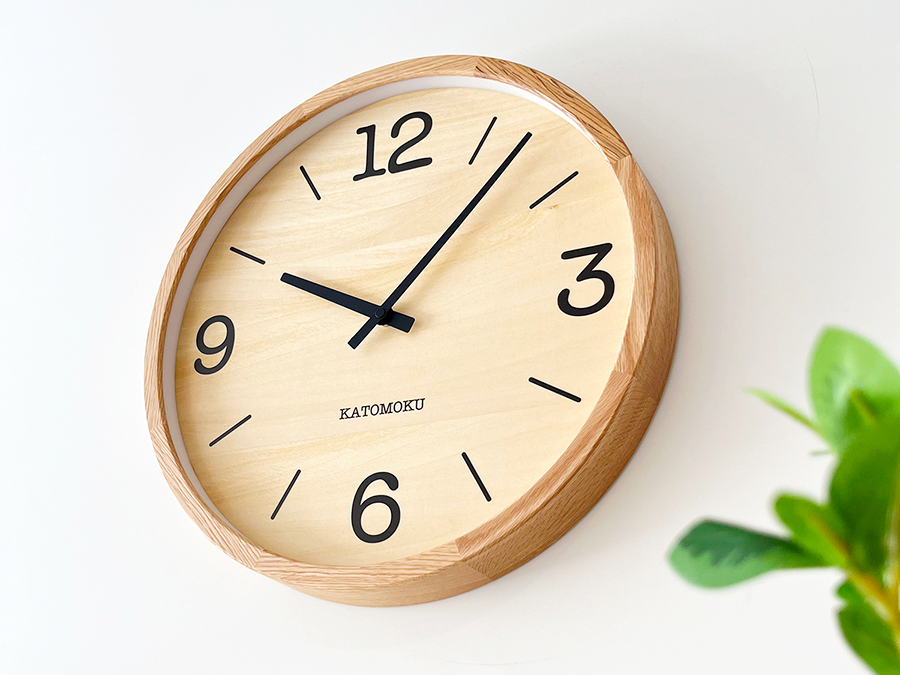 オークとウォールナットのシンプルで大きな電波式掛け時計