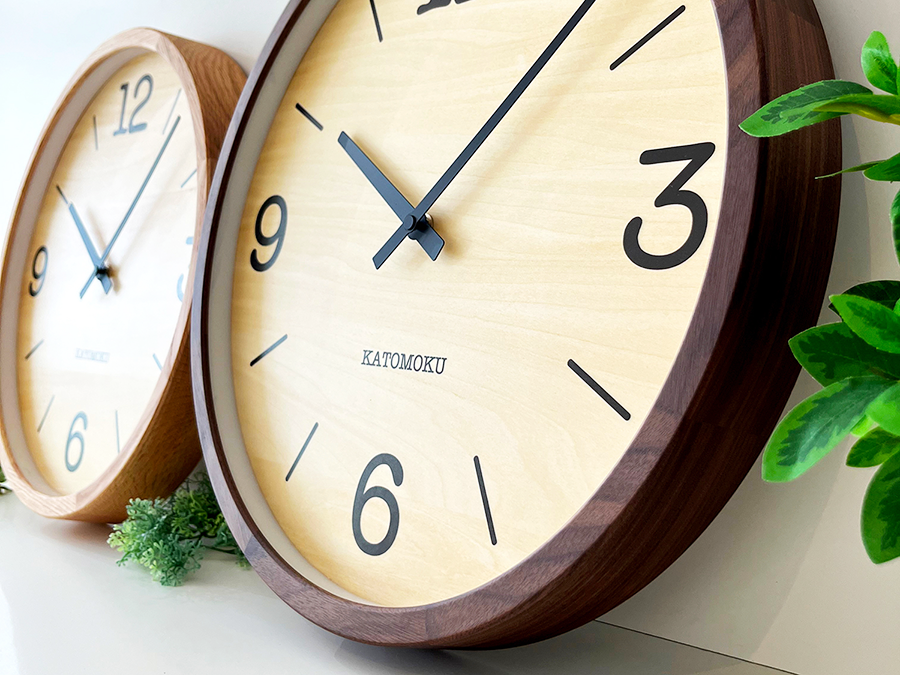 オークとウォールナットのシンプルで大きな電波式掛け時計