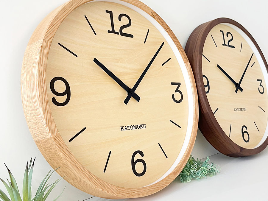 オークとウォールナットのシンプルで大きな電波式掛け時計