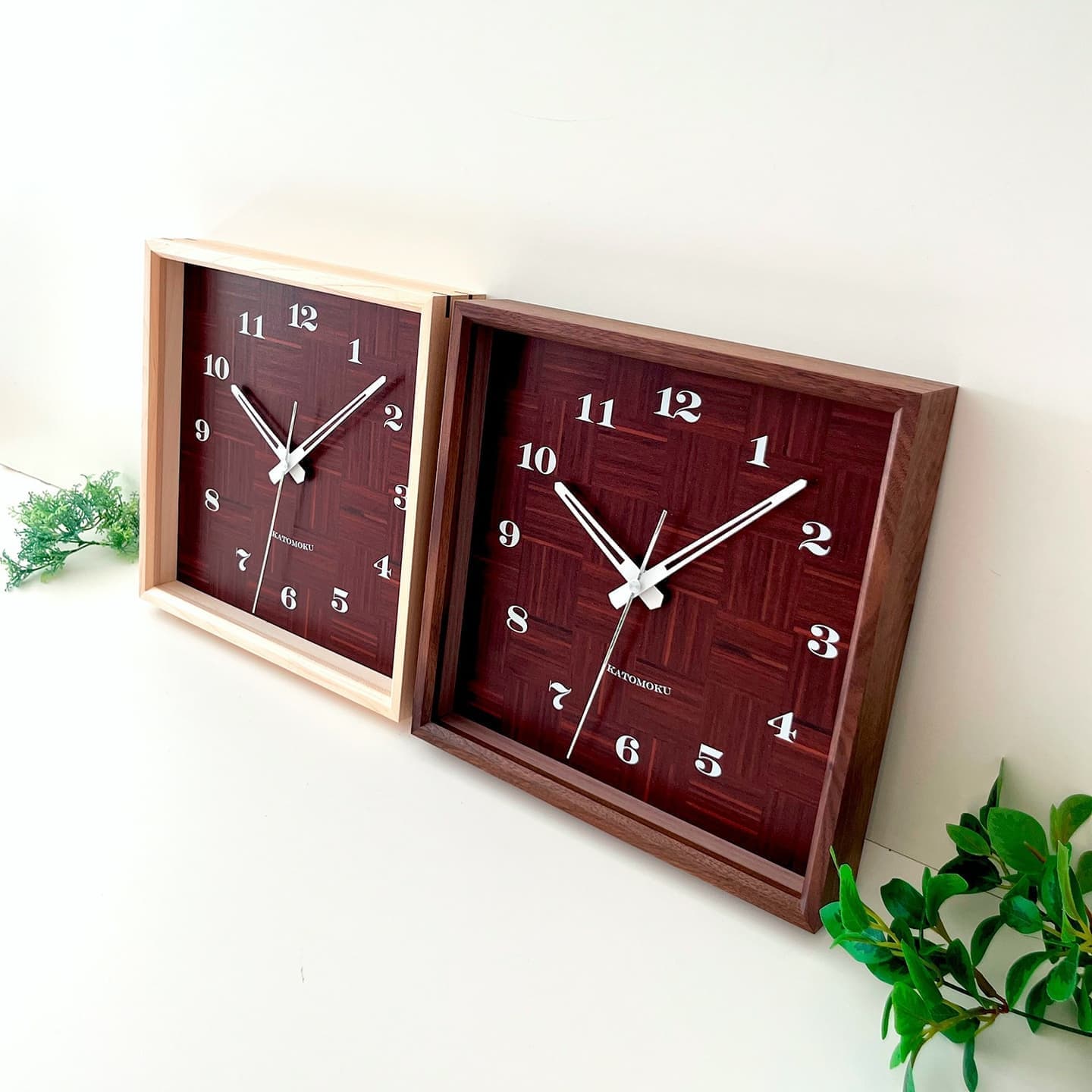 ウォールナットとメープルの寄木スクエアクロック
