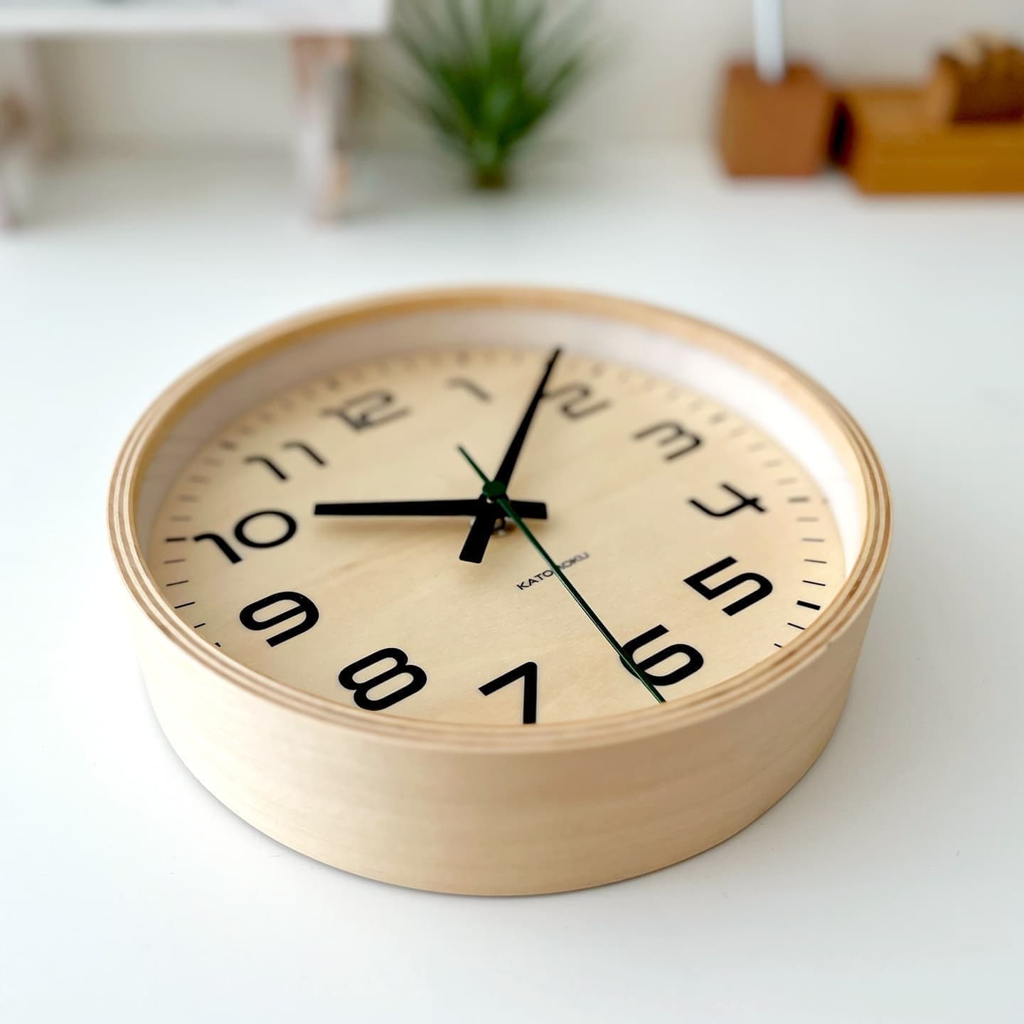 はっきりと見やすい日本製掛け時計