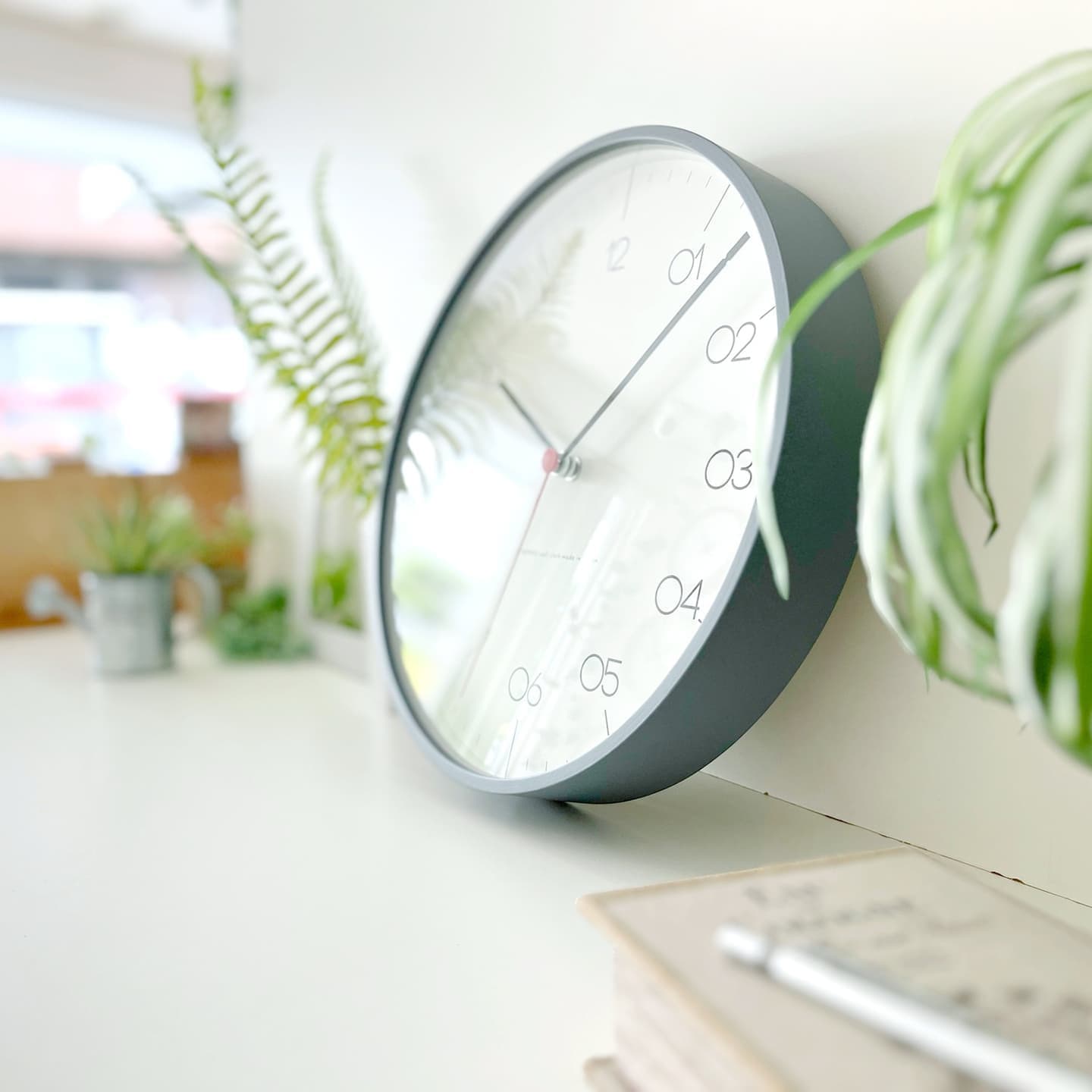 針にまでこだわりのあるセイコームーブメントを使った掛け時計