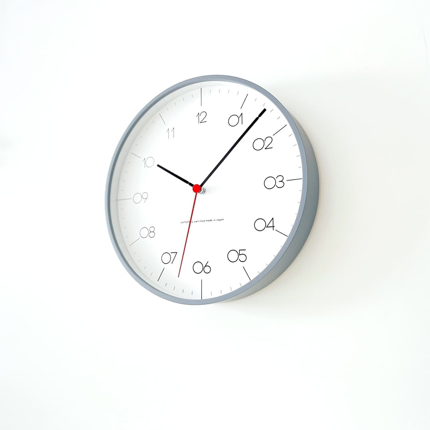 針にまでこだわりのあるセイコームーブメントを使った掛け時計