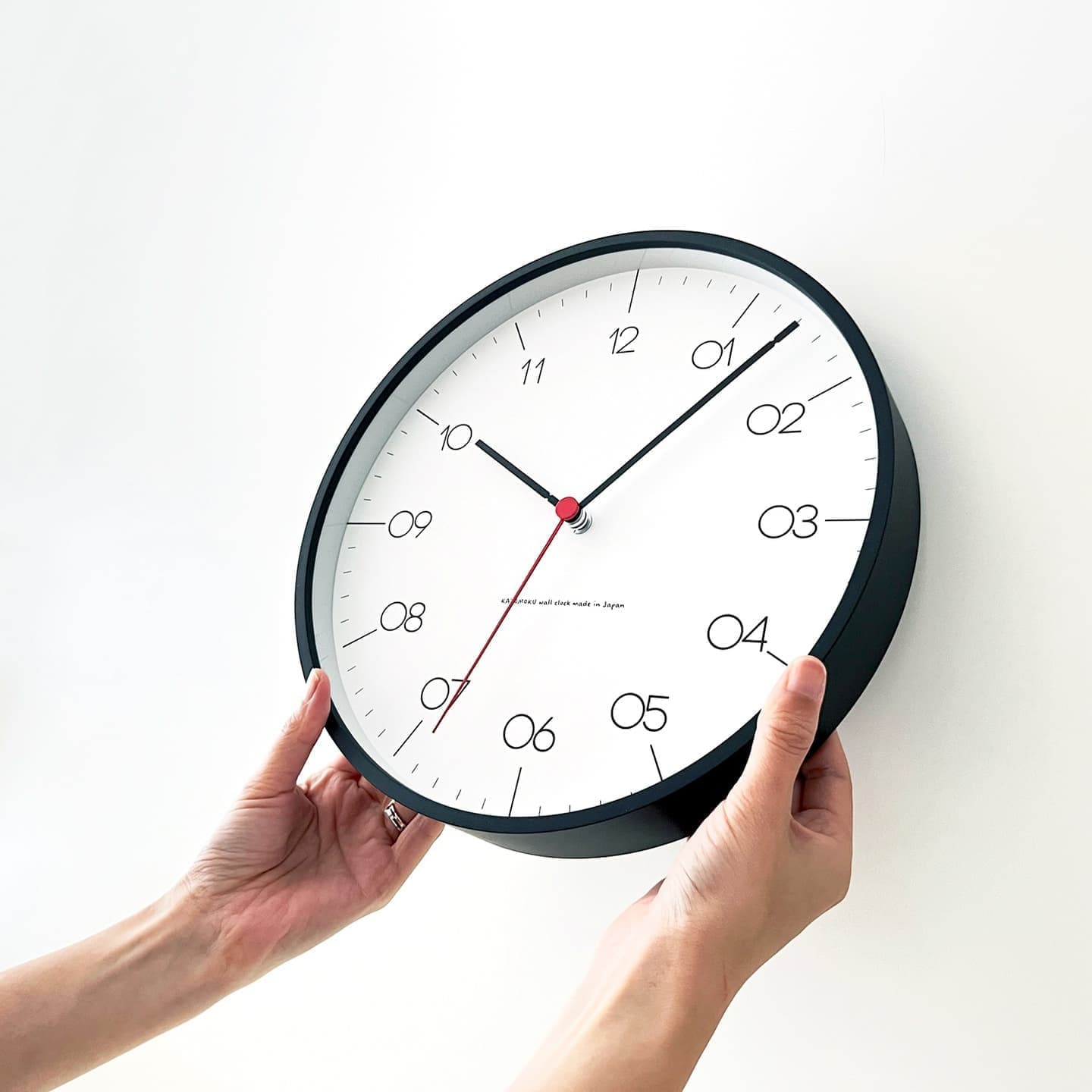 針にまでこだわりのあるセイコームーブメントを使った掛け時計