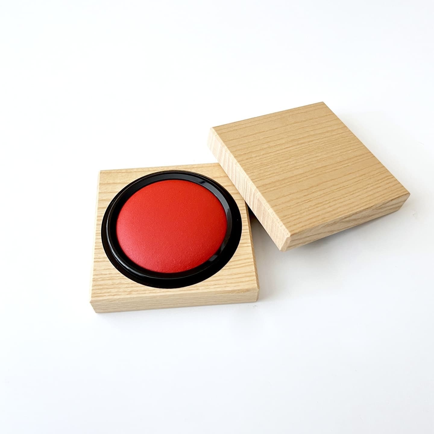 朱肉 印鑑 スタンプ 印章 文房具 文具 鯱旗 シャチハタ シヤチハタ エコス 速乾性 ビジネス 書斎 オフィス 受付 窓口 手続き 開業 卒業 入社 父の日 お祝い 贈答品 贈り物 ギフト プレゼント 木製 木製文具 天然素材 無垢材 ホワイトアッシュ ナチュラル ブラウン 四角 正方形 きんつば 国産 国内製造 日本産 日本 岐阜県 郡上市 郡上八幡 郡上おどり