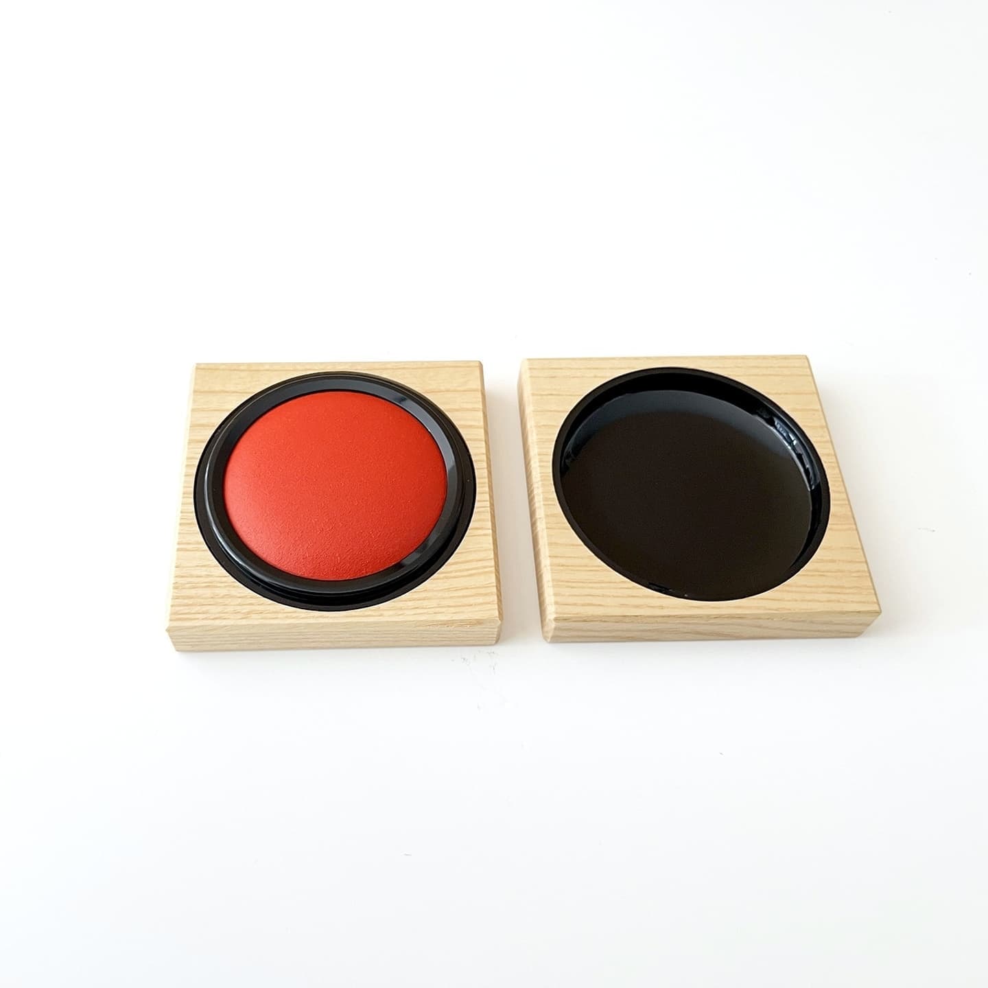 朱肉 印鑑 スタンプ 印章 文房具 文具 鯱旗 シャチハタ シヤチハタ エコス 速乾性 ビジネス 書斎 オフィス 受付 窓口 手続き 開業 卒業 入社 父の日 お祝い 贈答品 贈り物 ギフト プレゼント 木製 木製文具 天然素材 無垢材 ホワイトアッシュ ナチュラル ブラウン 四角 正方形 きんつば 国産 国内製造 日本産 日本 岐阜県 郡上市 郡上八幡 郡上おどり