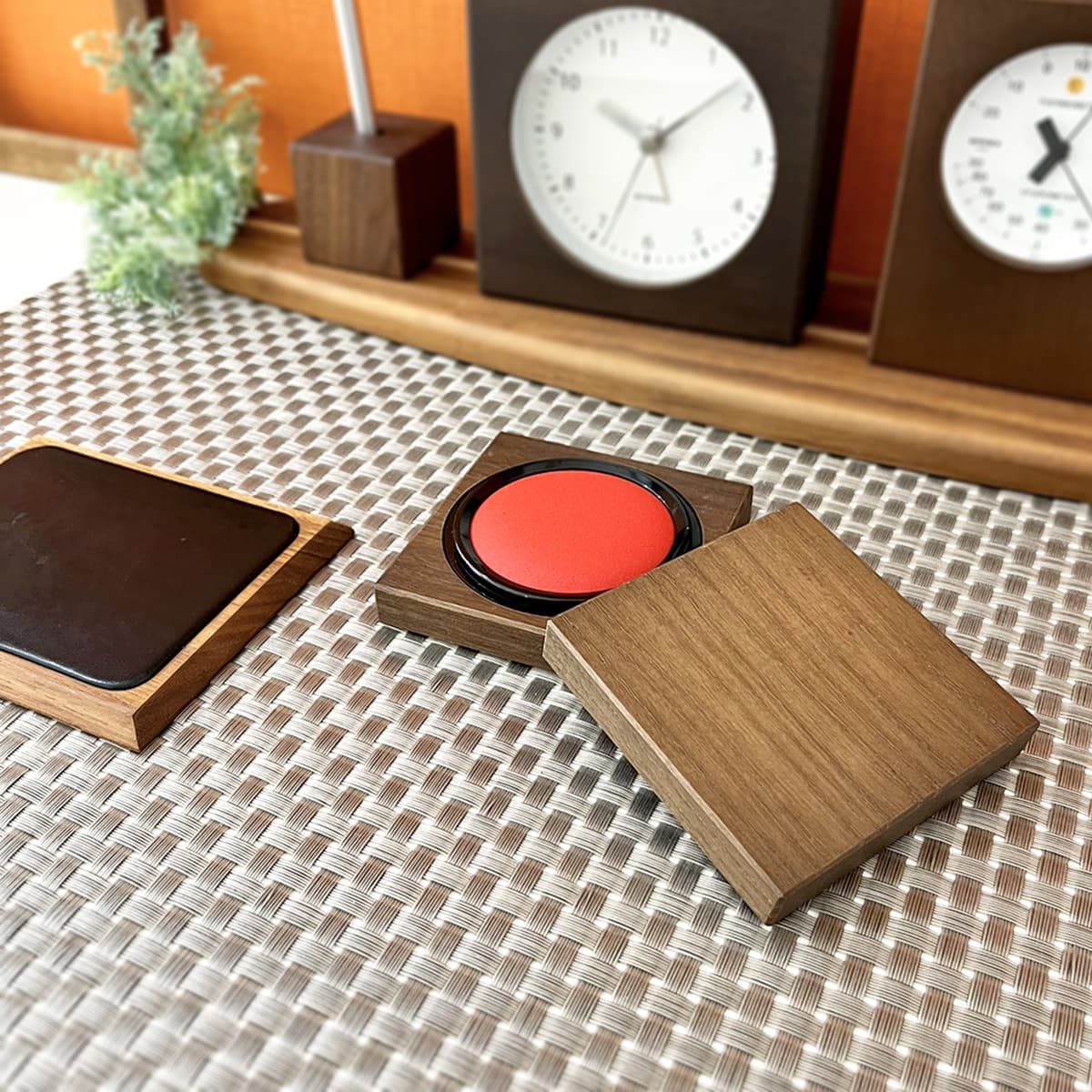 朱肉 印鑑 スタンプ 印章 文房具 文具 鯱旗 シャチハタ シヤチハタ エコス 速乾性 ビジネス 書斎 オフィス 受付 窓口 手続き 開業 卒業 入社 父の日 お祝い 贈答品 贈り物 ギフト プレゼント 木製 木製文具 天然素材 無垢材 ホワイトアッシュ ナチュラル ブラウン 四角 正方形 きんつば 国産 国内製造 日本産 日本 岐阜県 郡上市 郡上八幡 郡上おどり