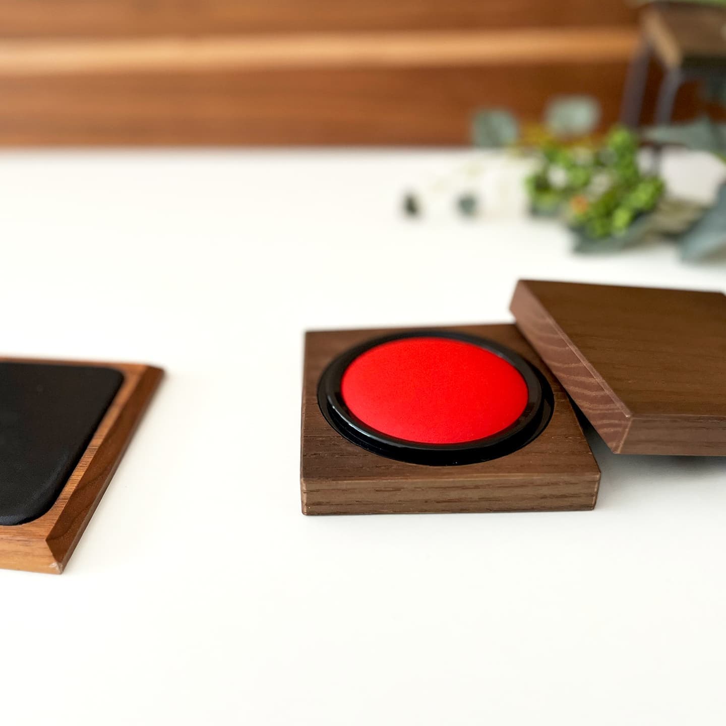 朱肉 印鑑 スタンプ 印章 文房具 文具 鯱旗 シャチハタ シヤチハタ エコス 速乾性 ビジネス 書斎 オフィス 受付 窓口 手続き 開業 卒業 入社 父の日 お祝い 贈答品 贈り物 ギフト プレゼント 木製 木製文具 天然素材 無垢材 ホワイトアッシュ ナチュラル ブラウン 四角 正方形 きんつば 国産 国内製造 日本産 日本 岐阜県 郡上市 郡上八幡 郡上おどり