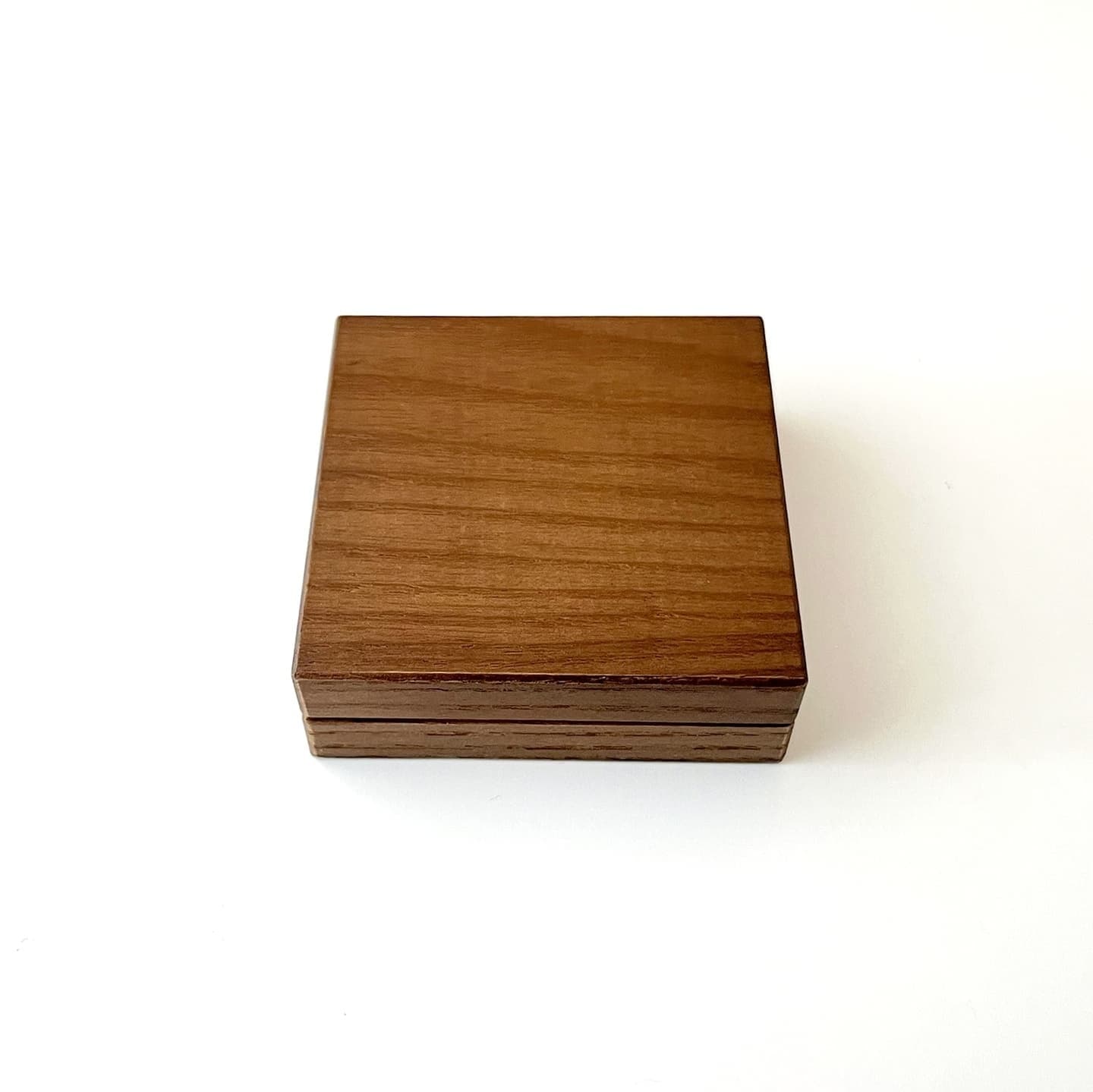 朱肉 印鑑 スタンプ 印章 文房具 文具 鯱旗 シャチハタ シヤチハタ エコス 速乾性 ビジネス 書斎 オフィス 受付 窓口 手続き 開業 卒業 入社 父の日 お祝い 贈答品 贈り物 ギフト プレゼント 木製 木製文具 天然素材 無垢材 ホワイトアッシュ ナチュラル ブラウン 四角 正方形 きんつば 国産 国内製造 日本産 日本 岐阜県 郡上市 郡上八幡 郡上おどり